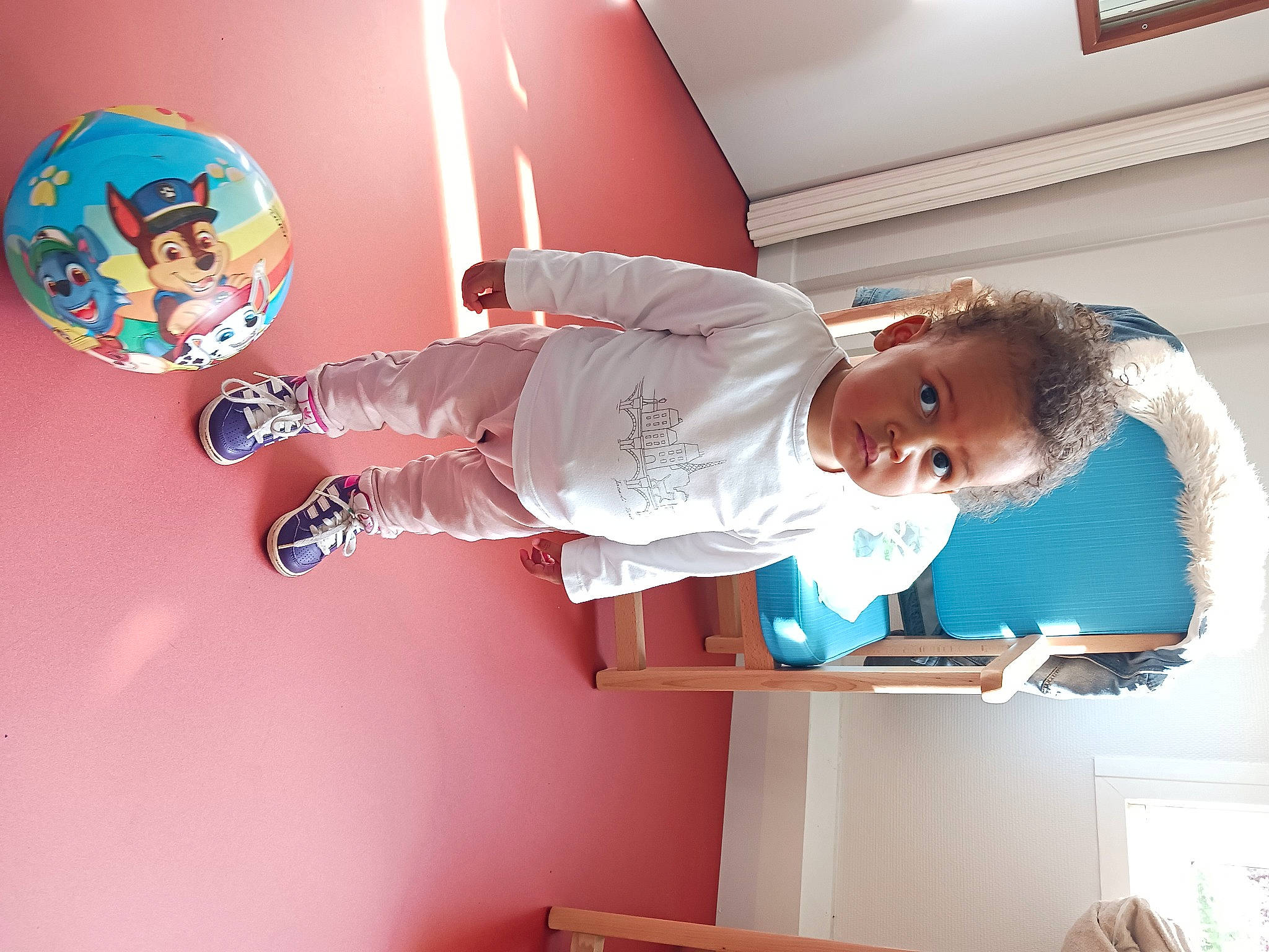 Fatima a rejoint le concours — aidez-le/la à gagner de superbes lots ! baby, baby_toddler_clothing, ceiling, child, comfort, finger, fun, happy, hat, laundry_room, person, room, smile, t_shirt, toddler, walking_shoe