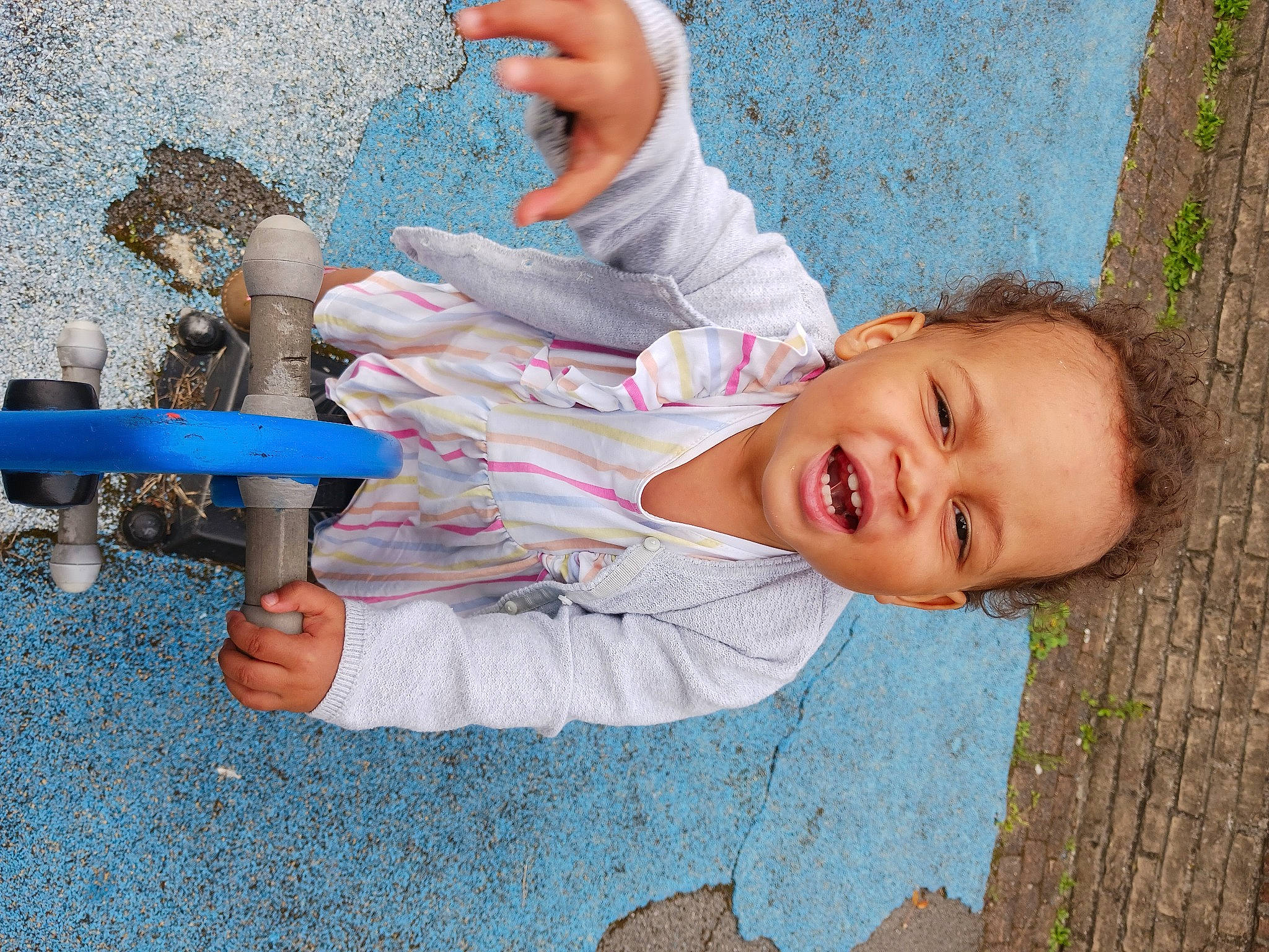Fatima participe au concours pour gagner de l'argent avec cette photo : baby, blue, child, finger, fun, grass, happy, hat, leisure, people, people_in_nature, person, plant, plastic, play, portrait_photography, recreation, sitting, smile, toddler