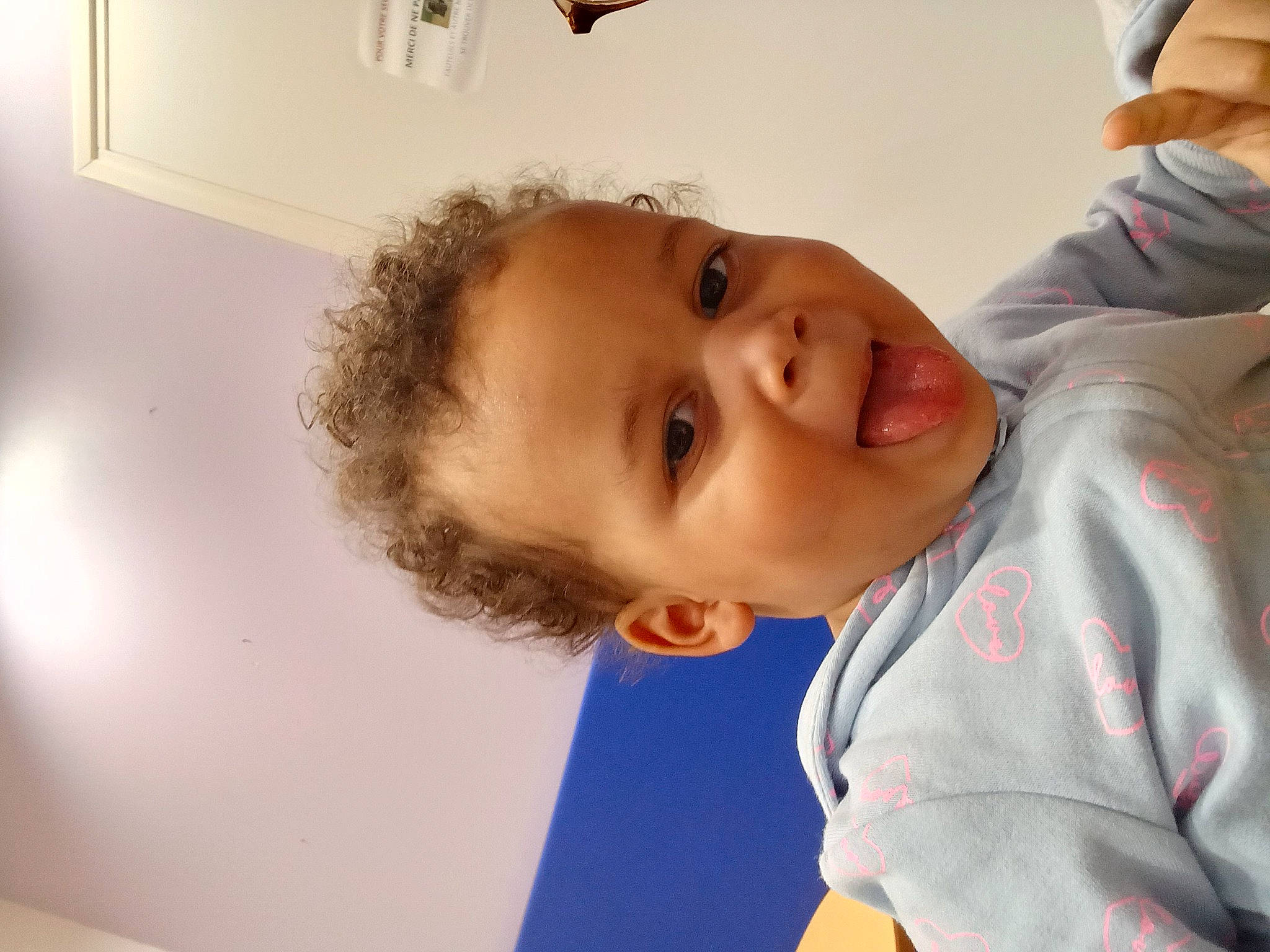 Fatima a rejoint le concours — aidez-le/la à gagner de superbes lots ! cheek, child, chin, ear, elbow, eyebrow, eyelash, forehead, fun, gesture, happy, jaw, lip, mouth, neck, nose, person, skin, sleeve, smile