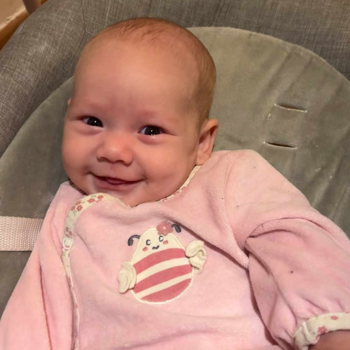 Pauline participe au concours pour gagner de l'argent avec cette photo : baby, child, closeup, cozy, cute, face, happy, head, indoor, infant, ladybug_design, person, pink_clothing, portrait, sitting, skin, smile, soft_cushion, wearing, young_child