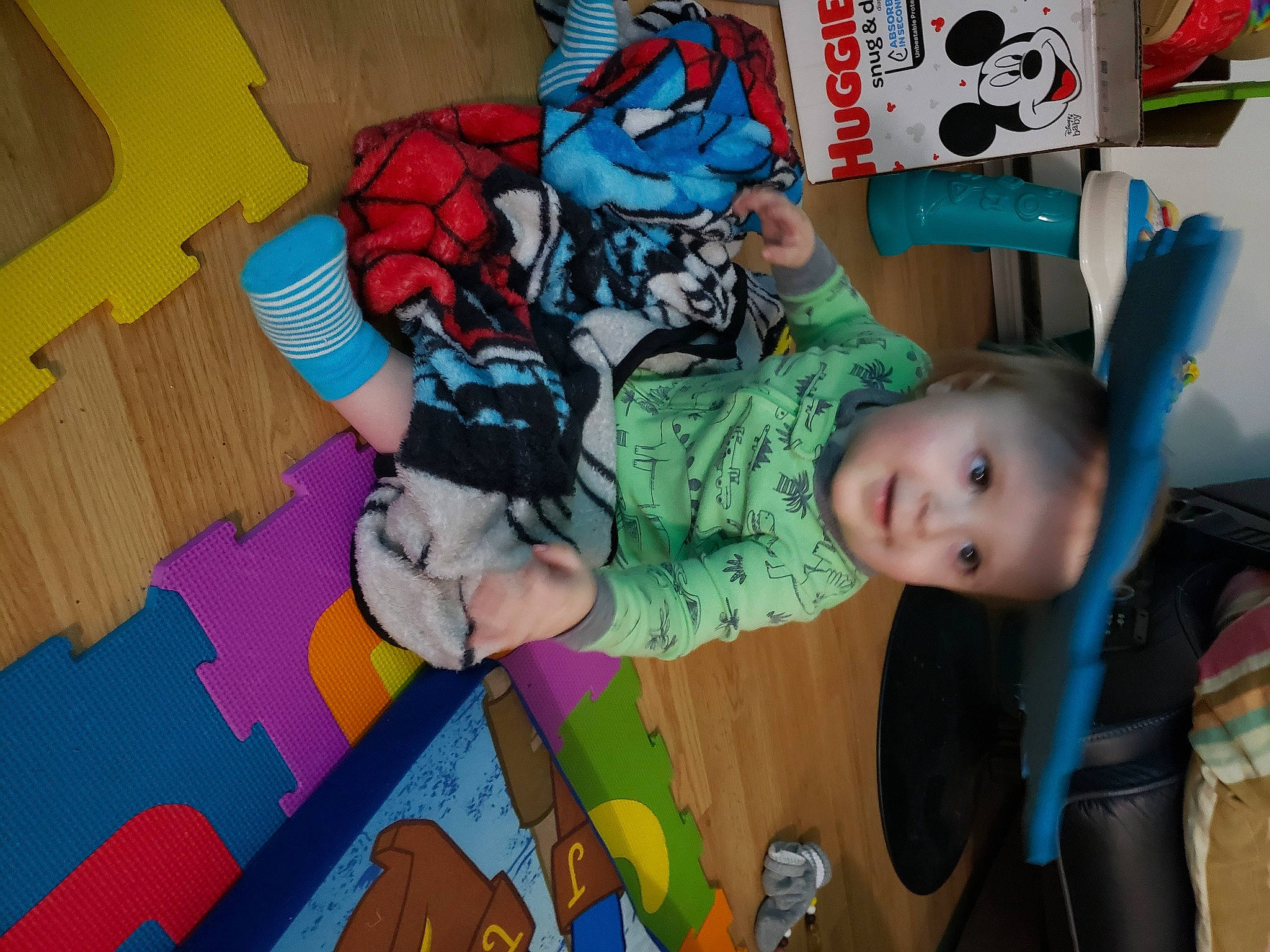 Noah-james a rejoint le concours — aidez-le/la à gagner de superbes lots ! art, baby, baby_products, baby_toddler_clothing, baby_toys, child, fun, happy, headwear, leisure, pattern, person, play, room, spider_man, stuffed_toy, textile, toddler, toy, tree