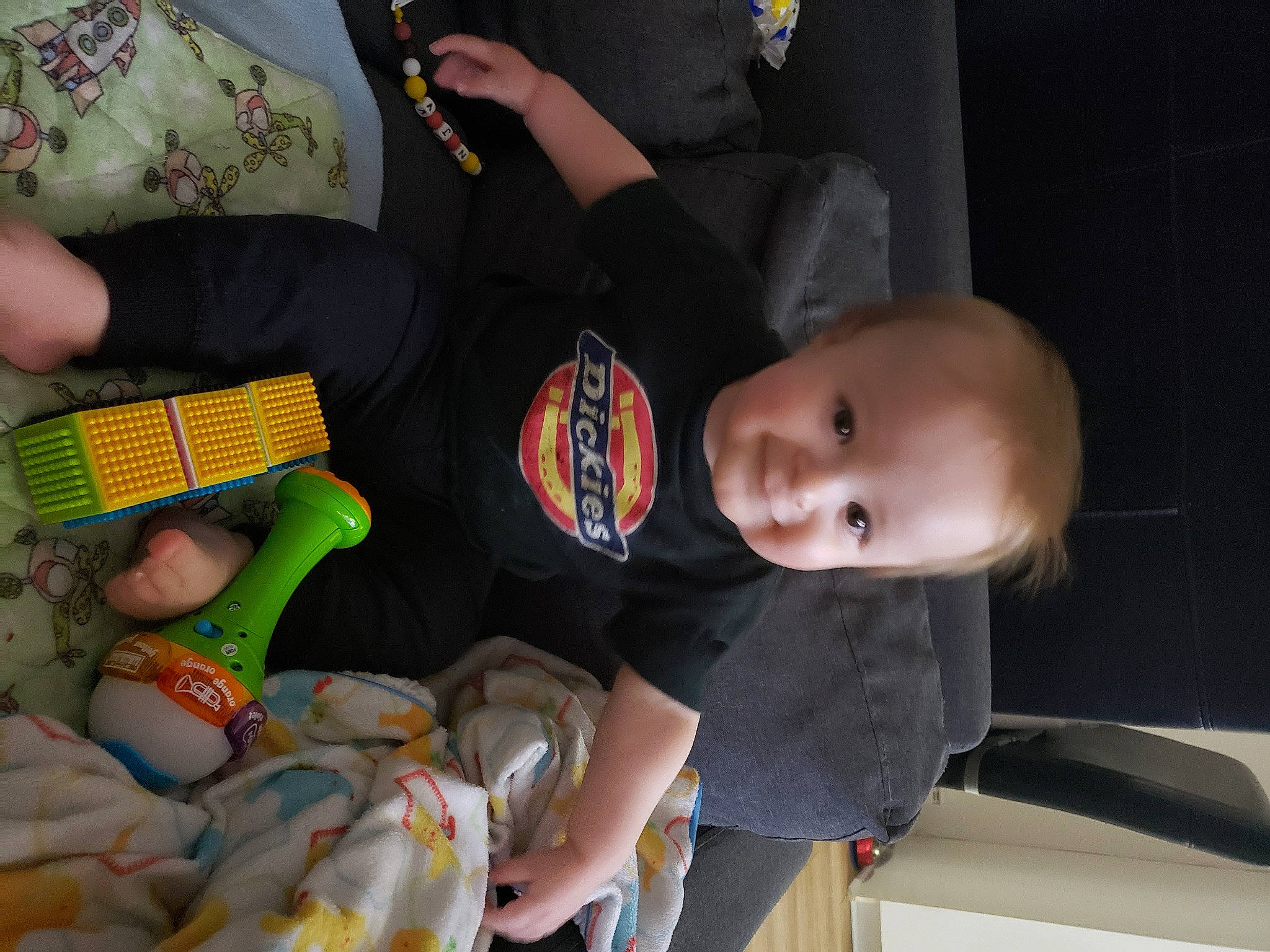 Noah-james a rejoint le concours — aidez-le/la à gagner de superbes lots ! arm, baby, baby_products, baby_toddler_clothing, cheek, child, comfort, finger, fun, hand, mouth, nail, person, room, sitting, skin, sleeve, smile, suit, thumb