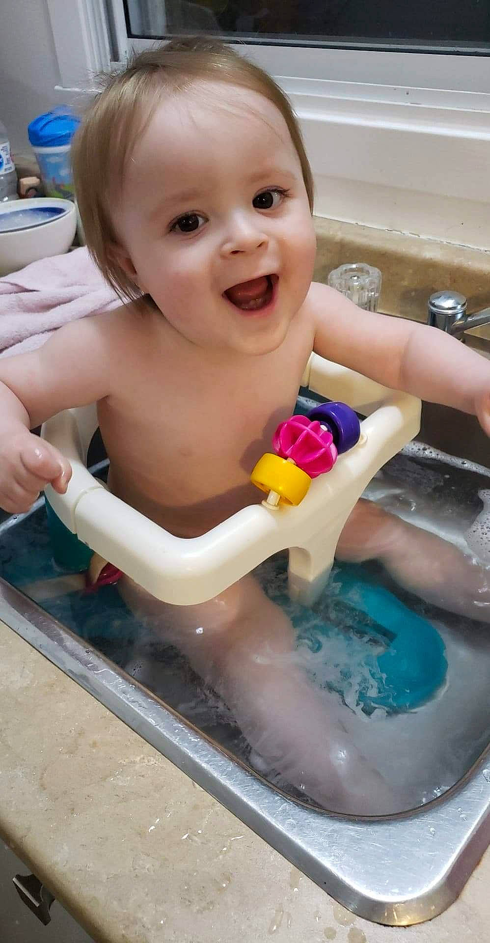 Noah-james a rejoint le concours — aidez-le/la à gagner de superbes lots ! baby, baby_bathing, bath_toy, bathing, bathroom, bathtub, blue, cheek, chest, facial_expression, finger, fluid, fun, hand, joy, liquid, muscle, person, plumbing, smile