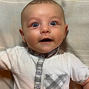 Aylan participe au concours pour gagner de l'argent avec cette photo : baby, child, infant, face, eyes, expression, shirt, plaid, button, pocket, fabric, background, portrait, closeup, skin, cute, lying_down, person, young, innocence