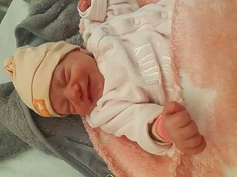 Valentine a rejoint le concours — aidez-le/la à gagner de superbes lots ! baby, baby_sleeping, baby_toddler_clothing, bedtime, child, comfort, head, headwear, linens, person, room, skin, sleep, sleeve, thumb, toddler, wrinkle