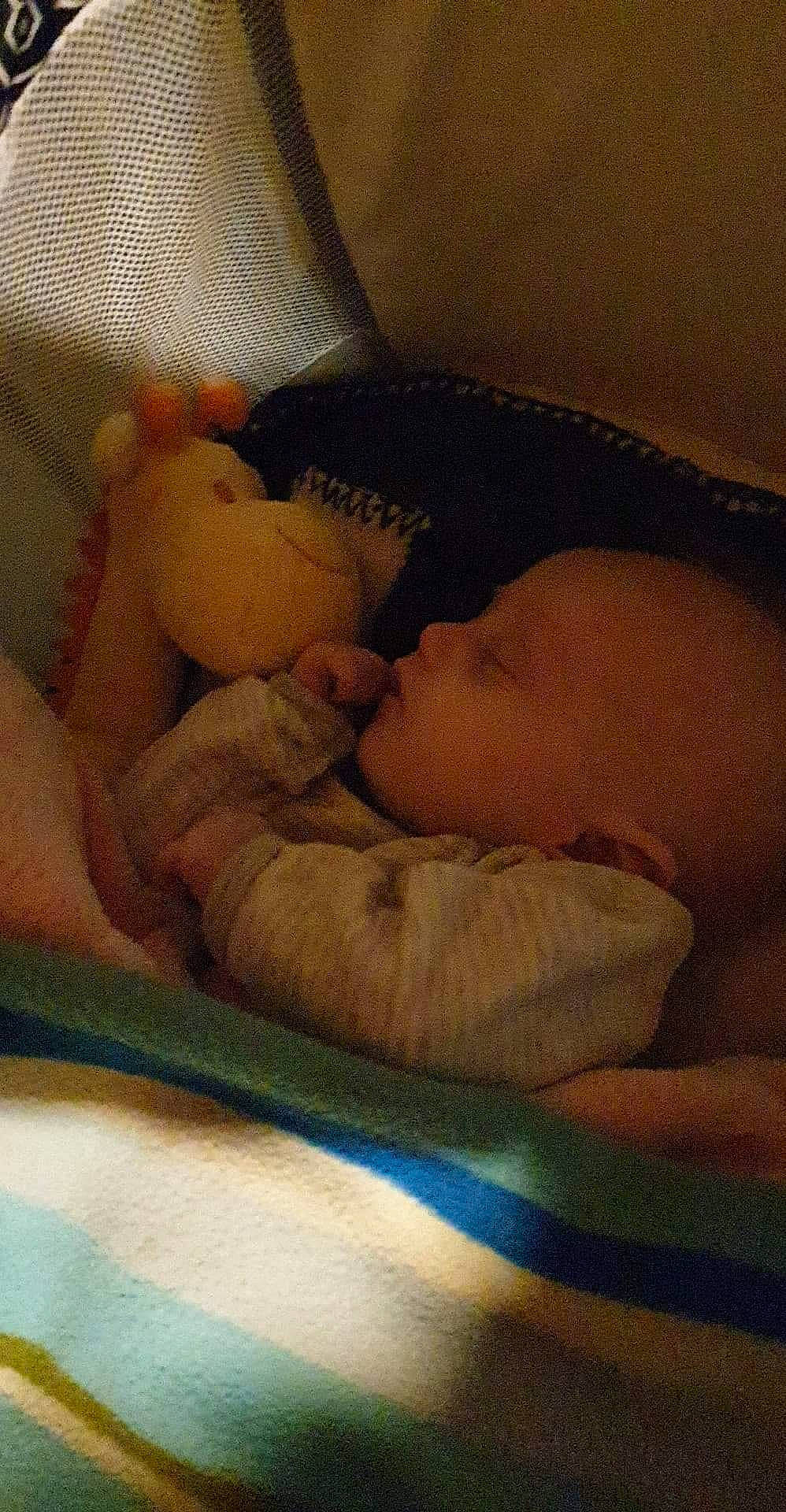 Valentine a rejoint le concours — aidez-le/la à gagner de superbes lots ! art, baby, baby_products, baby_safety, baby_sleeping, bathing, bed, bedding, bedtime, child, comfort, infant_bed, linens, nap, person, room, skin, sleep, textile, tints_and_shades