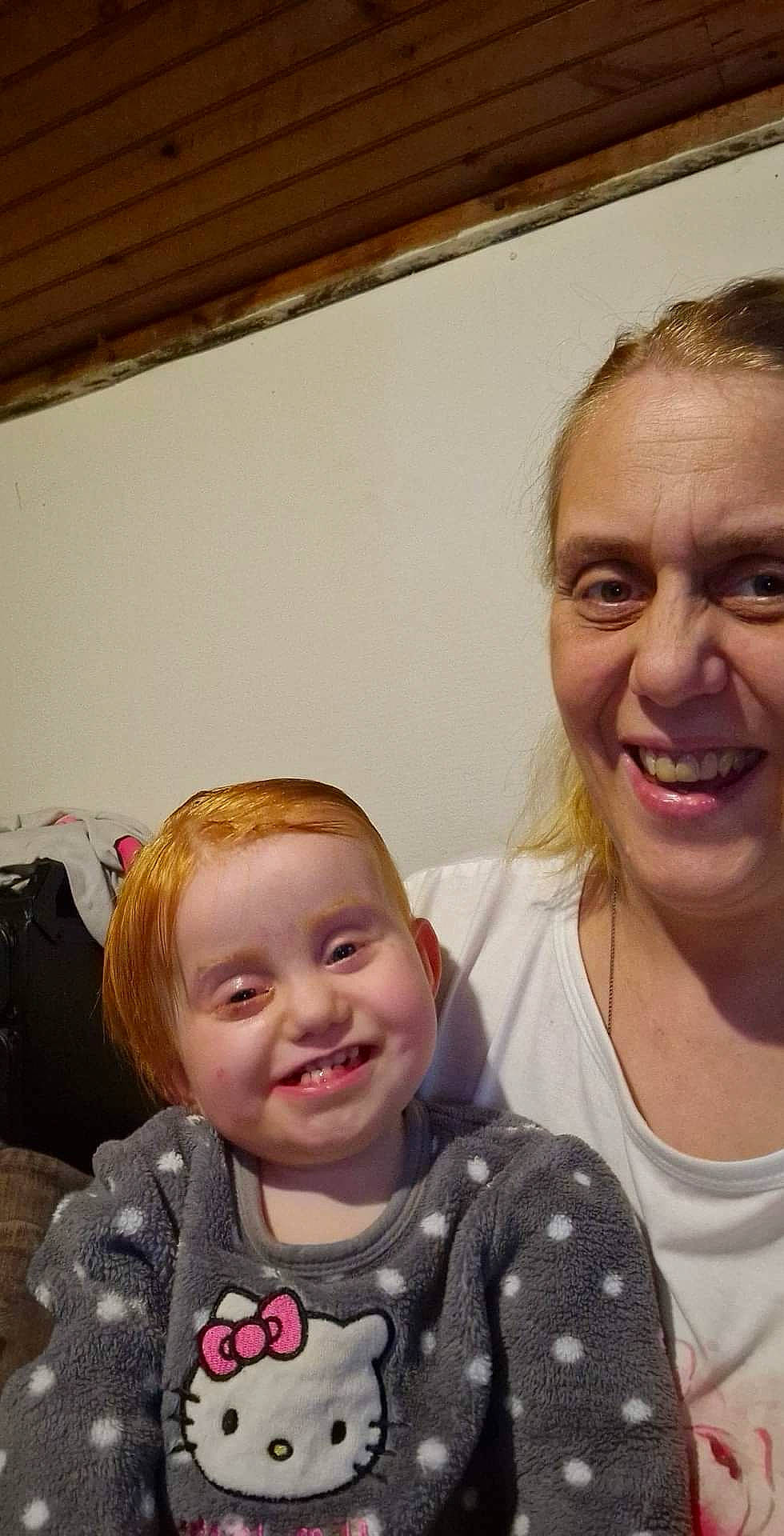 Valentine participe au concours pour gagner de l'argent avec cette photo : bag, cheek, chin, ear, eye, eyebrow, face, gesture, hair, happy, head, interaction, iris, joy, lip, luggage_and_bags, mouth, nose, person, shoulder