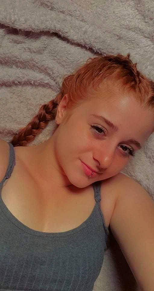 Amelie a rejoint le concours — aidez-le/la à gagner de superbes lots ! arm, cheek, chin, ear, eyebrow, eyelash, flash_photography, forehead, gesture, happy, human_body, iris, jaw, joint, joy, lip, neck, nose, person, shoulder