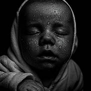 Raphaël participe au concours pour gagner de l'argent avec cette photo : baby, infant, face, closed_eyes, water_droplets, hoodie, hand, black_and_white, portrait, peaceful, skin_texture, moisture, sleeping, child, young, soft_light, close_up, expression, calm, monochrome