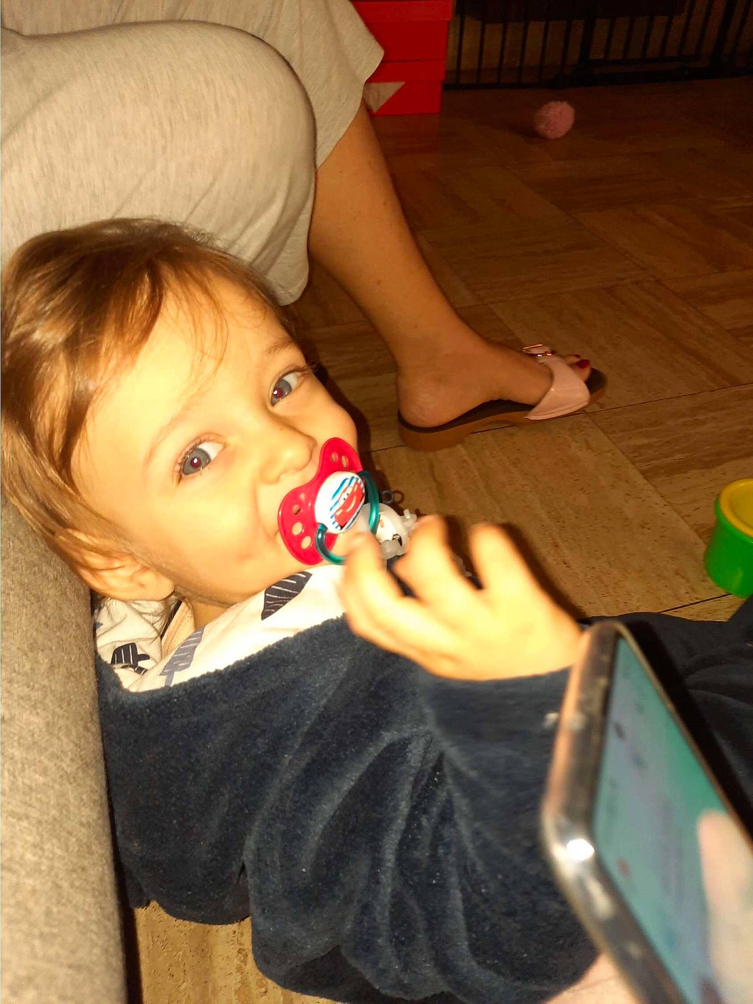 Ilyan a rejoint le concours — aidez-le/la à gagner de superbes lots ! baby_products, communication_device, display_device, finger, gadget, hand, mobile_device, mobile_phone, nail, person, play, portable_communications_device, taste, thumb, toddler, wrist