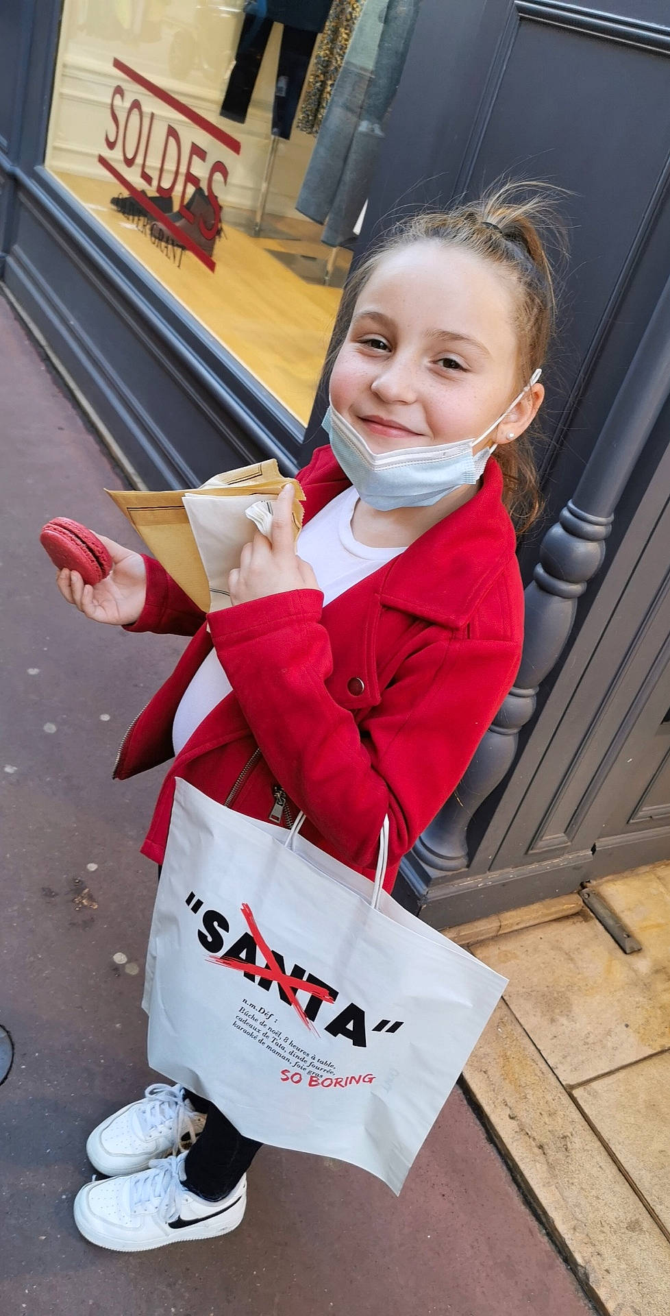 Shaya participe au concours pour gagner de l'argent avec cette photo : bench, chair, eye, face, finger_food, food, fun, gesture, glove, hair, happy, head, joy, person, recreation, red, sitting, smile, toddler, uniform