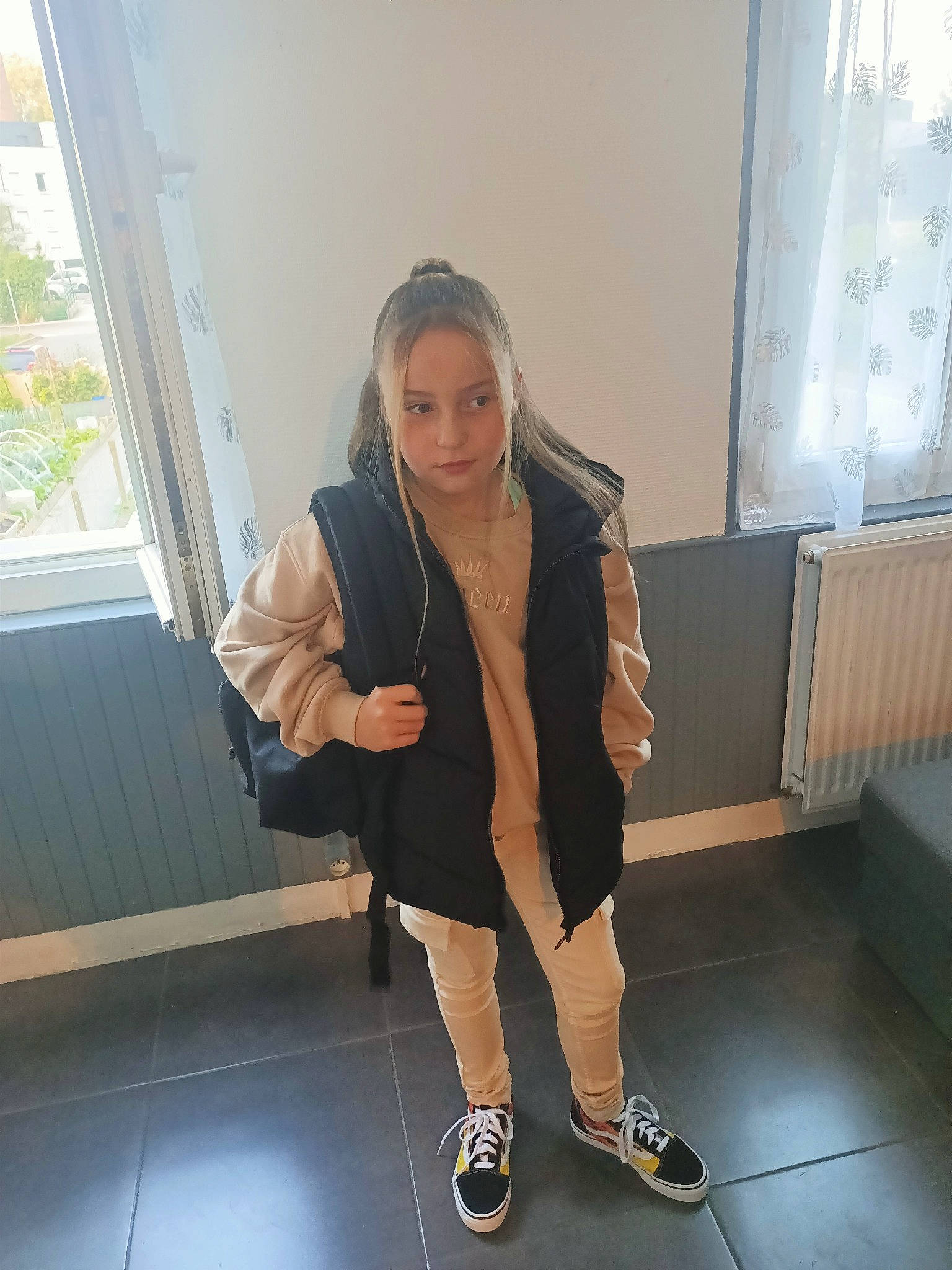 Shaya participe au concours pour gagner de l'argent avec cette photo : blazer, eyewear, fashion_design, floor, flooring, footwear, formal_wear, jacket, knee, leg, neck, person, shoe, sleeve, sportswear, standing, street_fashion, thigh, trunk, waist