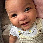 Isaac participe au concours pour gagner de l'argent avec cette photo : baby, infant, smile, face, eyes, clothing, knitted, button, blanket, cute, portrait, happy, child, soft, close_up, person, indoors, skin, collar, fabric