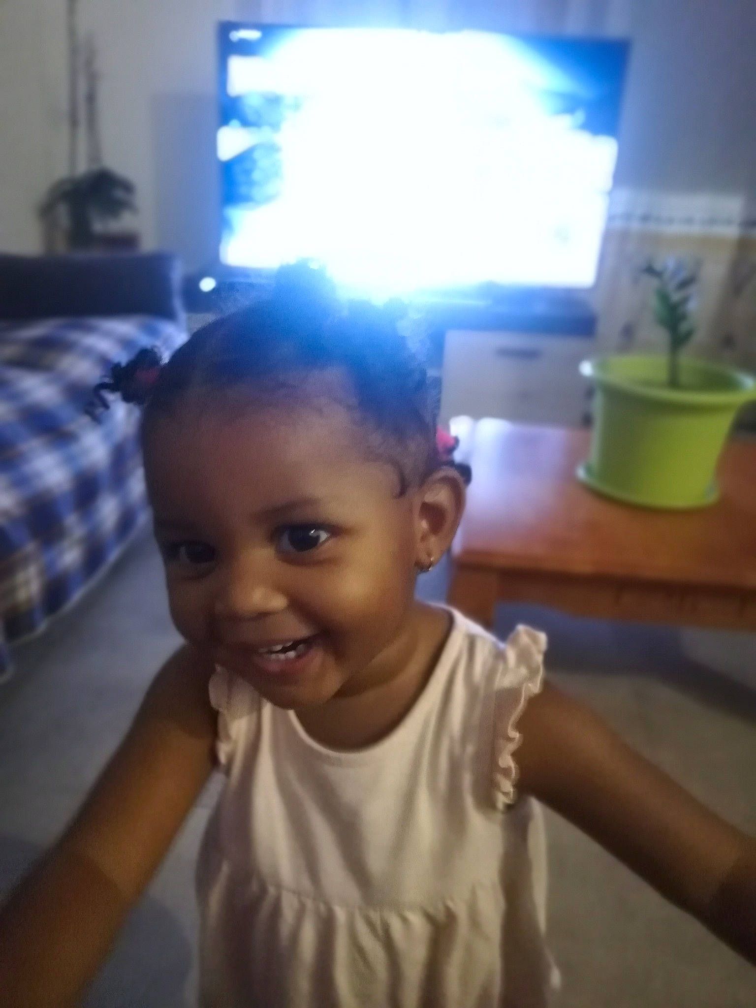 Inayah a rejoint le concours — aidez-le/la à gagner de superbes lots ! arm, black_hair, cheek, cloud, eye, face, forehead, fun, hair, hairstyle, happy, head, jaw, joy, mouth, neck, nose, person, skin, sky