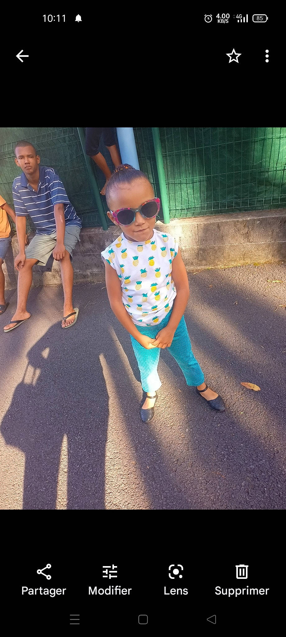 Kélya a rejoint le concours — aidez-le/la à gagner de superbes lots ! asphalt, cool, electric_blue, event, eyewear, goggles, happy, leisure, pattern, person, recreation, shorts, smile, standing, sunglasses, t_shirt, thigh, tints_and_shades, toddler, vision_care