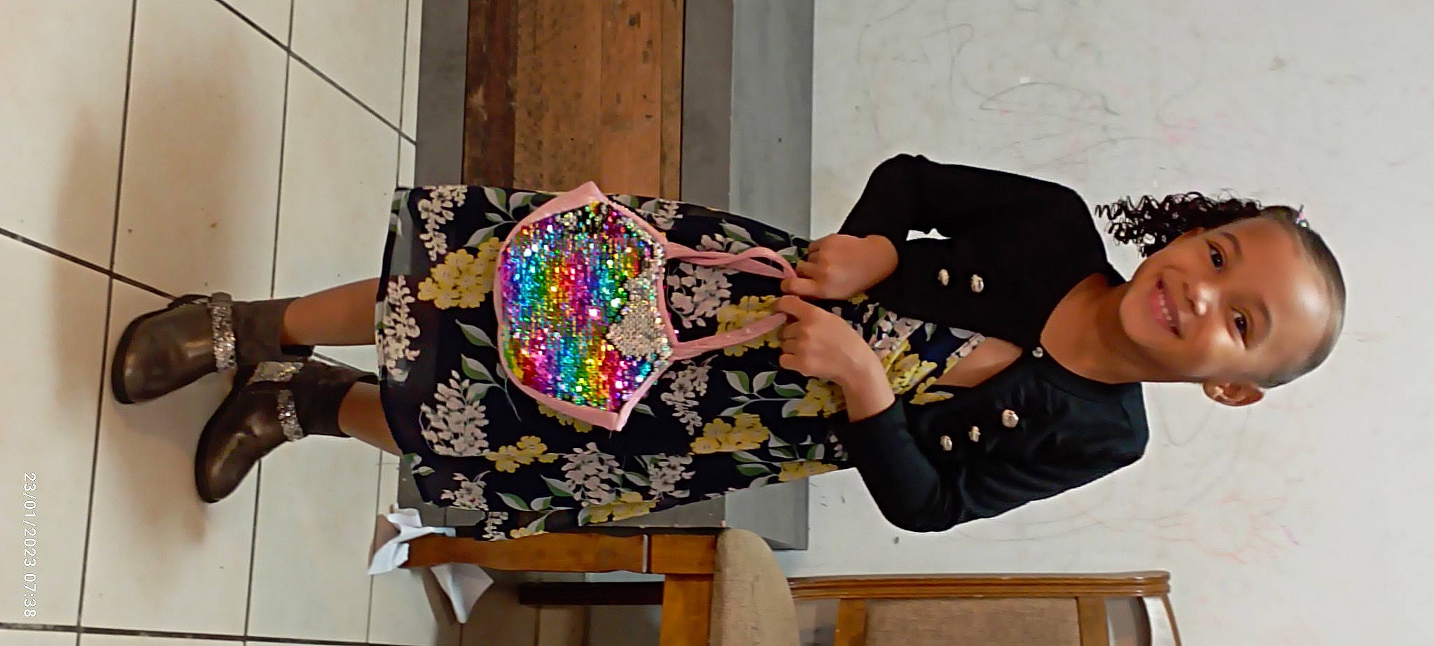 Kélya participe au concours pour gagner de l'argent avec cette photo : art, chair, day_dress, elbow, event, fashion_accessory, fashion_design, gesture, joy, linens, pattern, person, room, sleeve, smile, textile, visual_arts, wood, wrist