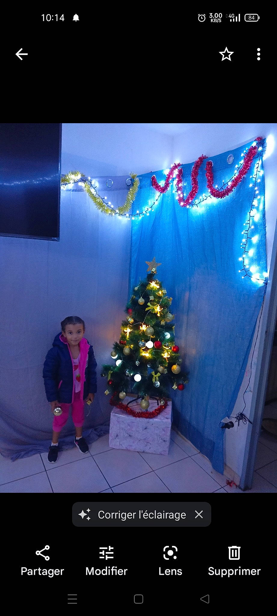 Kélya participe au concours pour gagner de l'argent avec cette photo : christmas, christmas_decoration, christmas_eve, christmas_ornament, christmas_tree, decoration, electric_blue, event, evergreen, fun, holiday, holiday_ornament, interior_design, joy, ornament, person, purple, room, standing, tree