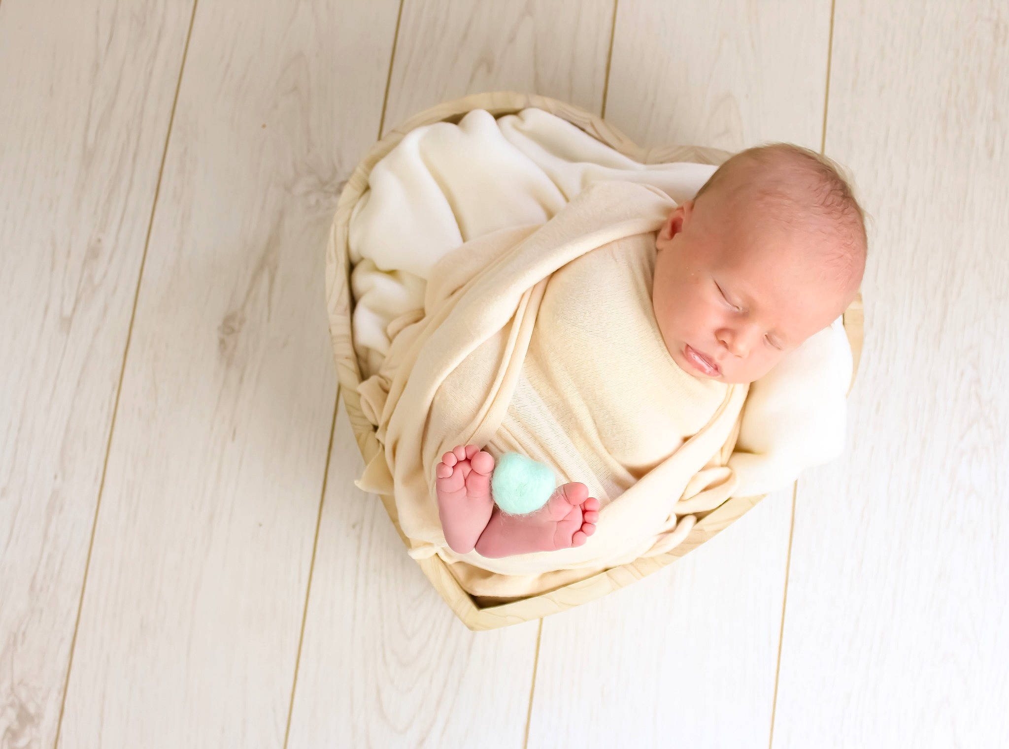 Giuliano a rejoint le concours — aidez-le/la à gagner de superbes lots ! baby, baby_products, baby_sleeping, baby_toddler_clothing, bedtime, cheek, child, comfort, eye, floor, flooring, foot, hardwood, infant_bed, linens, person, sitting, skin, toddler, wood