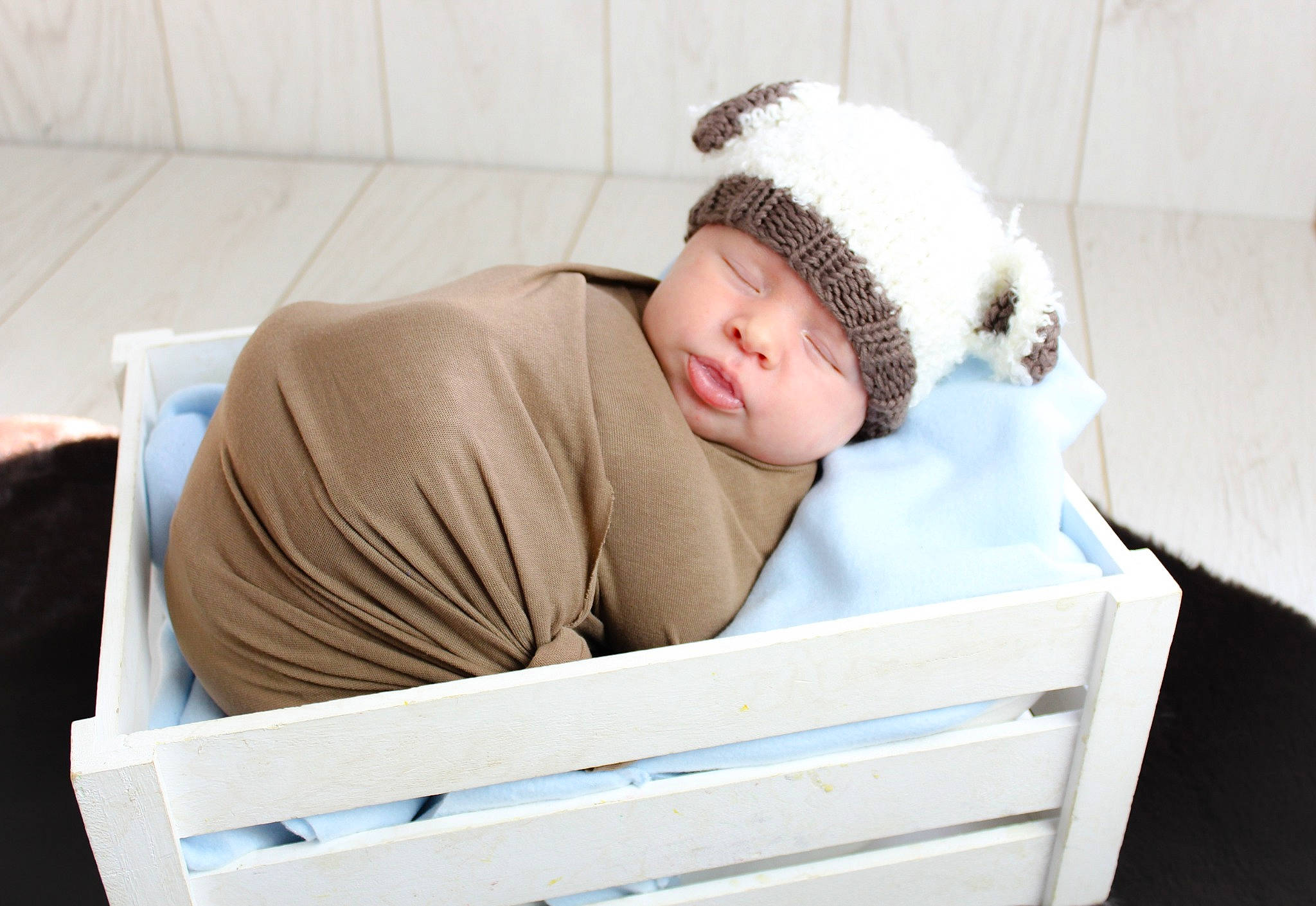 Giuliano a rejoint le concours — aidez-le/la à gagner de superbes lots ! baby, baby_products, baby_safety, baby_sleeping, baby_toddler_clothing, beanie, cap, child, comfort, cradle, fashion_accessory, headgear, headwear, infant_bed, linens, person, product, room, sitting, sleeve