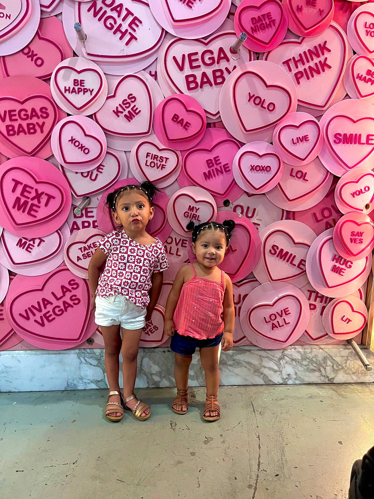 Anais is registered to the contest to win money with this photo: art, event, font, fun, happy, headwear, joy, leg, leisure, magenta, pattern, peach, person, pink, plant, rose_family, sandal, shorts, smile, t_shirt