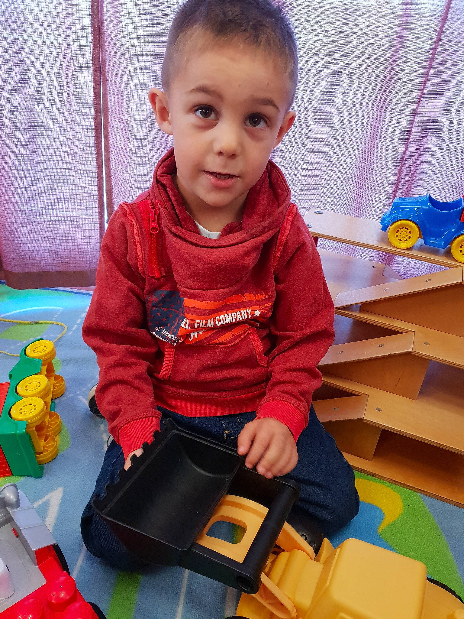 Sacha a rejoint le concours — aidez-le/la à gagner de superbes lots ! baby, baby_toys, child, kindergarten, learning, person, play, playset, sitting, smile, toddler, toy, toy_block