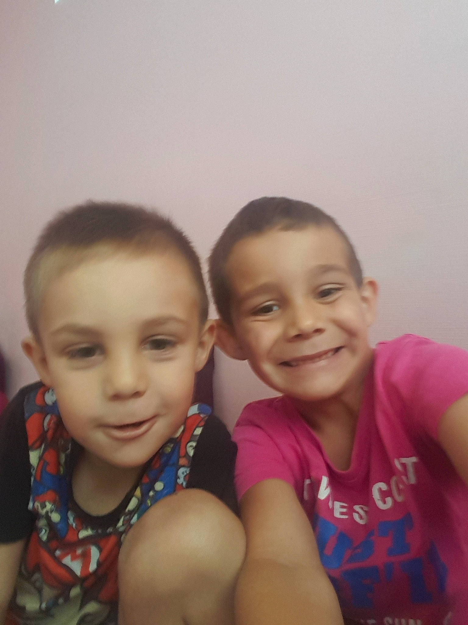 Sacha participe au concours pour gagner de l'argent avec cette photo : baby, cheek, child, daughter, eye, face, facial_expression, forehead, friendship, fun, happy, head, iris, joy, nose, people, person, selfie, sibling, skin