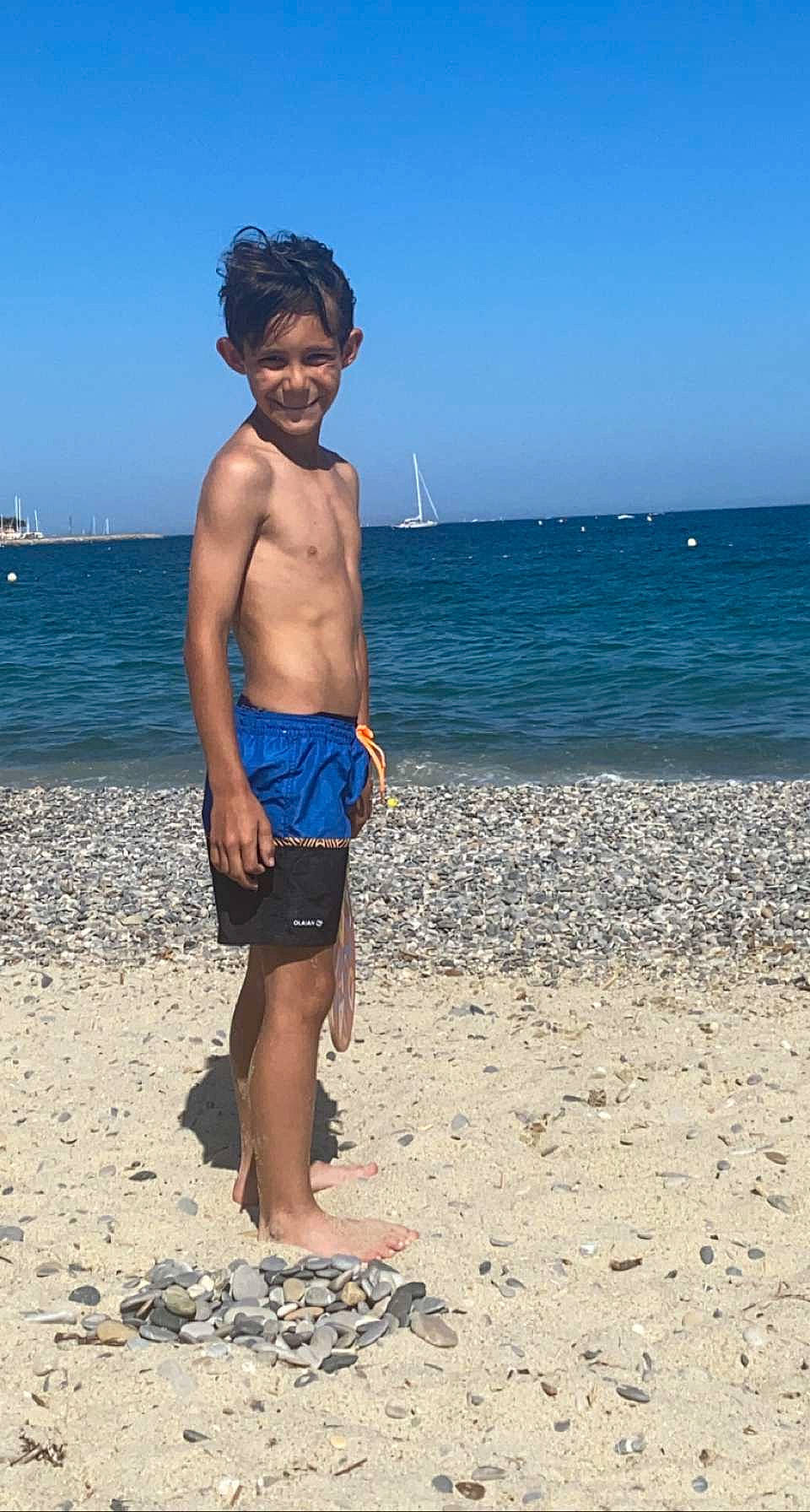 Lorenzo participe au concours pour gagner de l'argent avec cette photo : barechested, barefoot, beach, bermuda_shorts, board_short, chest, fun, horizon, joy, leg, leisure, people_in_nature, people_on_beach, person, shorts, sky, smile, travel, trunk, trunks