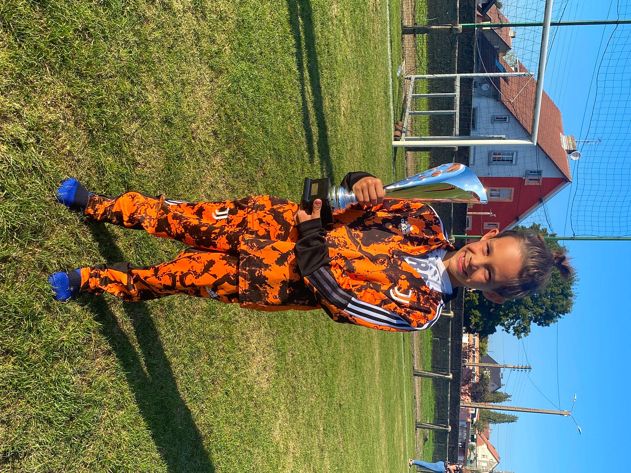 Lorenzo a rejoint le concours — aidez-le/la à gagner de superbes lots ! adventure, competition_event, extreme_sport, fun, grass, joy, landscape, lawn, leisure, net, outdoor_play_equipment, person, plant, player, recreation, shadow, sports, sports_gear, tournament, tree