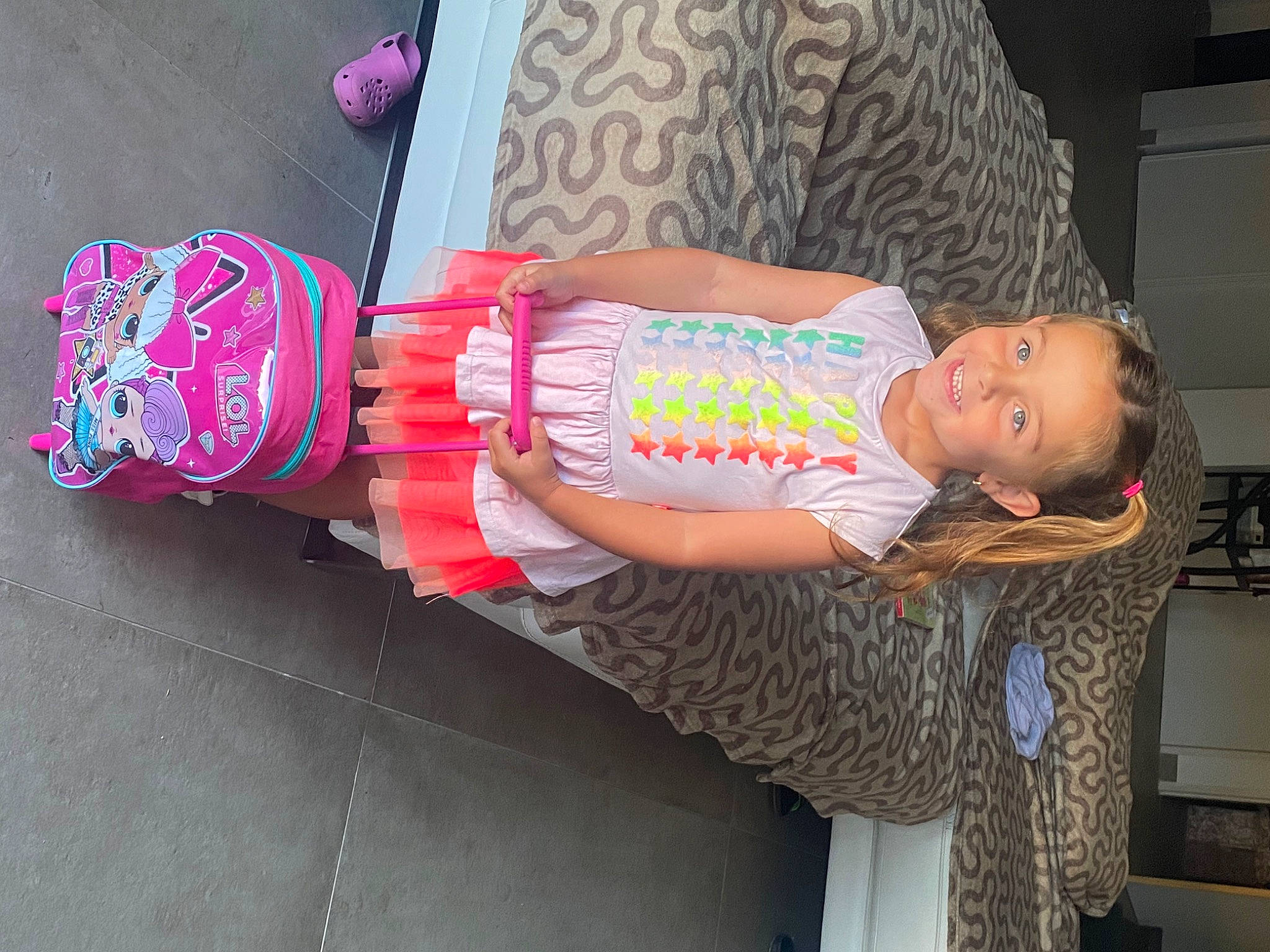 Emma a rejoint le concours — aidez-le/la à gagner de superbes lots ! baby, baby_products, baby_toddler_clothing, child, fun, human_body, human_leg, joy, leg, pattern, person, pink, room, sitting, sock, thigh, toddler