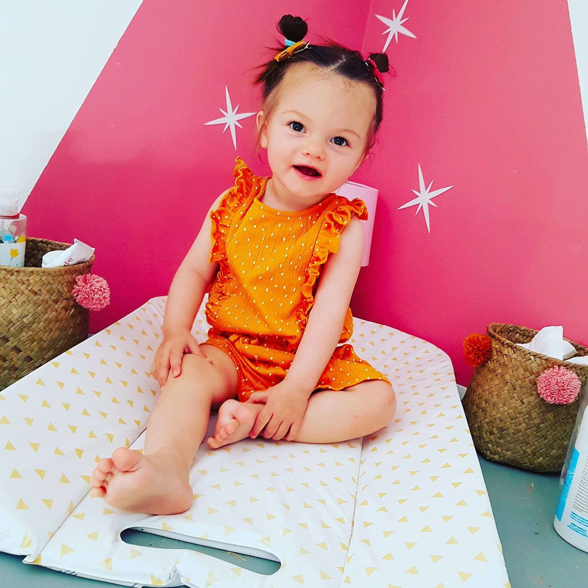 Lîo a rejoint le concours — aidez-le/la à gagner de superbes lots ! baby, baby_toddler_clothing, child, child_model, clothing, design, dress, pattern, person, pink, sleeve, toddler, yellow