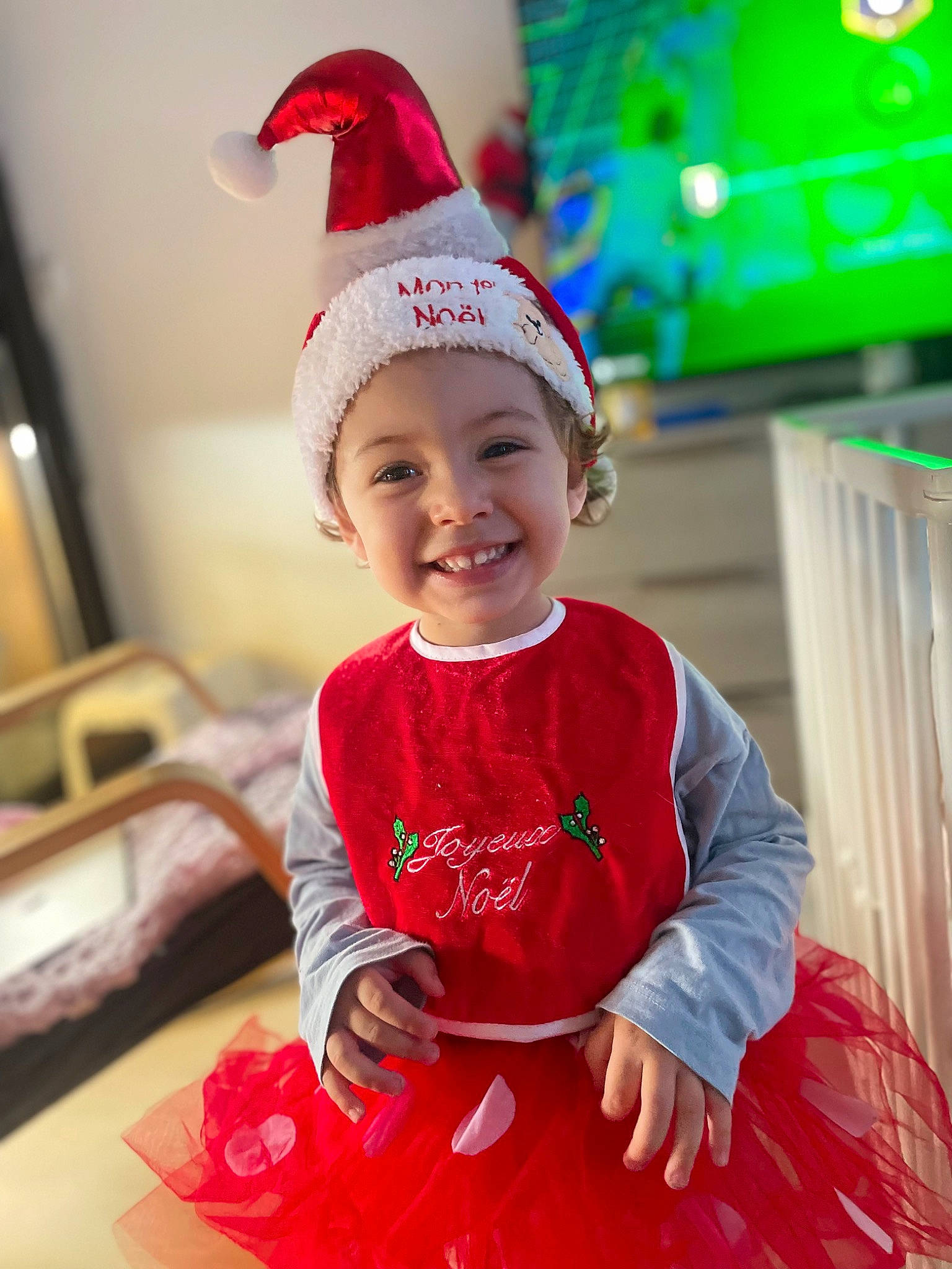 Aria a rejoint le concours — aidez-le/la à gagner de superbes lots ! baby_toddler_clothing, cap, child, costume_hat, event, fashion_accessory, fictional_character, fun, green, happy, headwear, holiday, joy, magenta, party_hat, party_supply, person, pink, purple, red