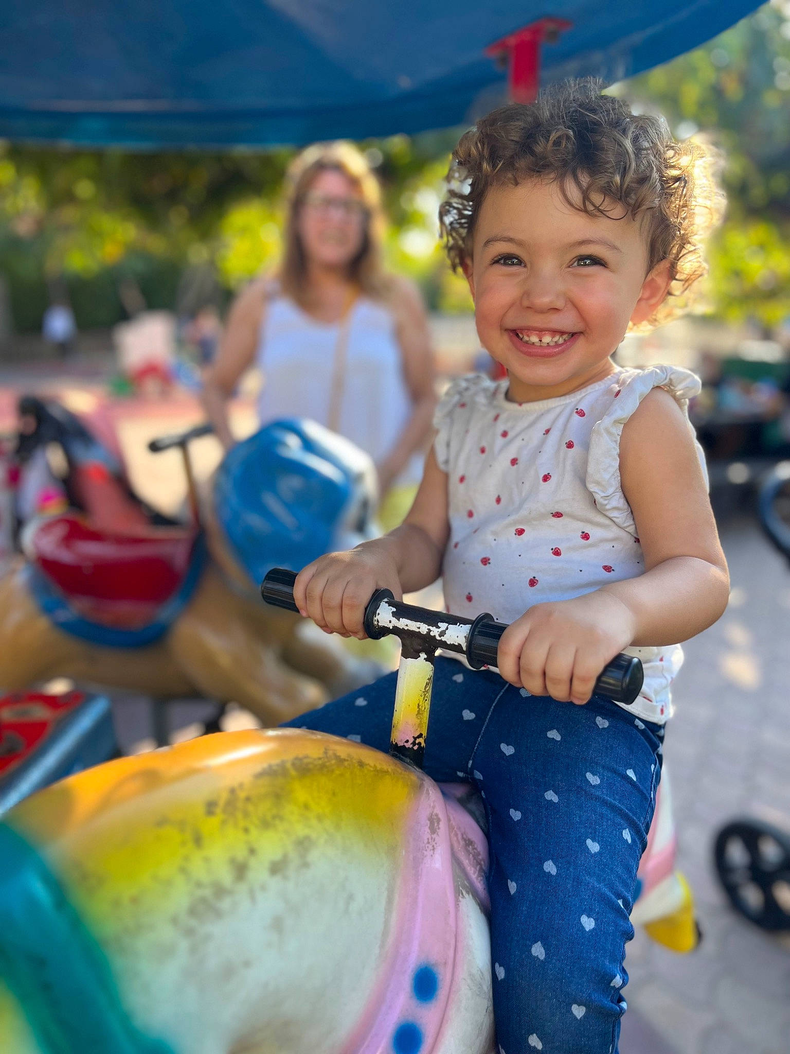 Aria participe au concours pour gagner de l'argent avec cette photo : blurred, child, drum, event, facial_expression, fun, hand_drum, happy, idiophone, joy, leisure, membranophone, musical_instrument, percussion, person, product, recreation, smile, snapshot, t_shirt
