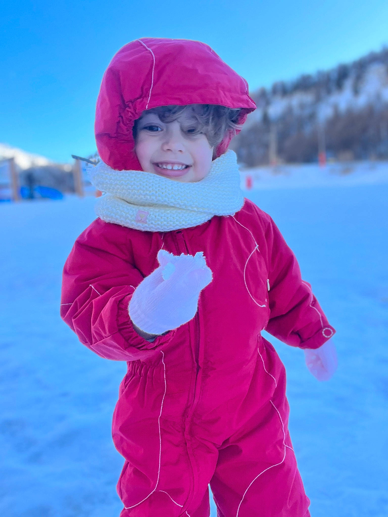 Aria participe au concours pour gagner de l'argent avec cette photo : electric_blue, freezing, fun, glove, happy, headwear, human_body, ice_cap, jacket, joy, leisure, magenta, outerwear, people_in_nature, person, pink, purple, recreation, sky, sleeve