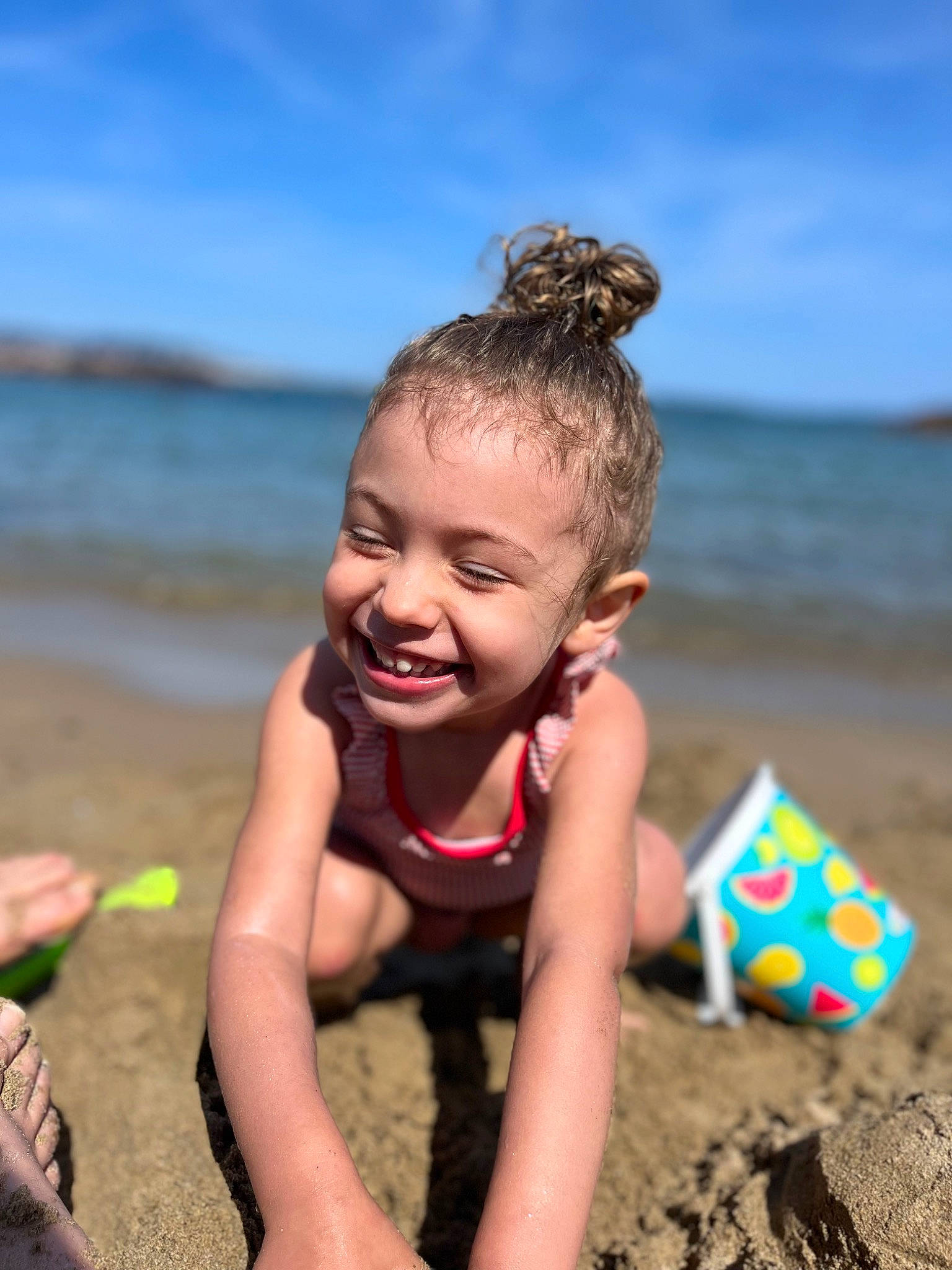 Aria a rejoint le concours — aidez-le/la à gagner de superbes lots ! beach, child, cloud, flash_photography, fun, hairstyle, happy, joy, leisure, morning, people_in_nature, people_on_beach, person, sand, shore, sky, smile, summer, swimwear, toddler