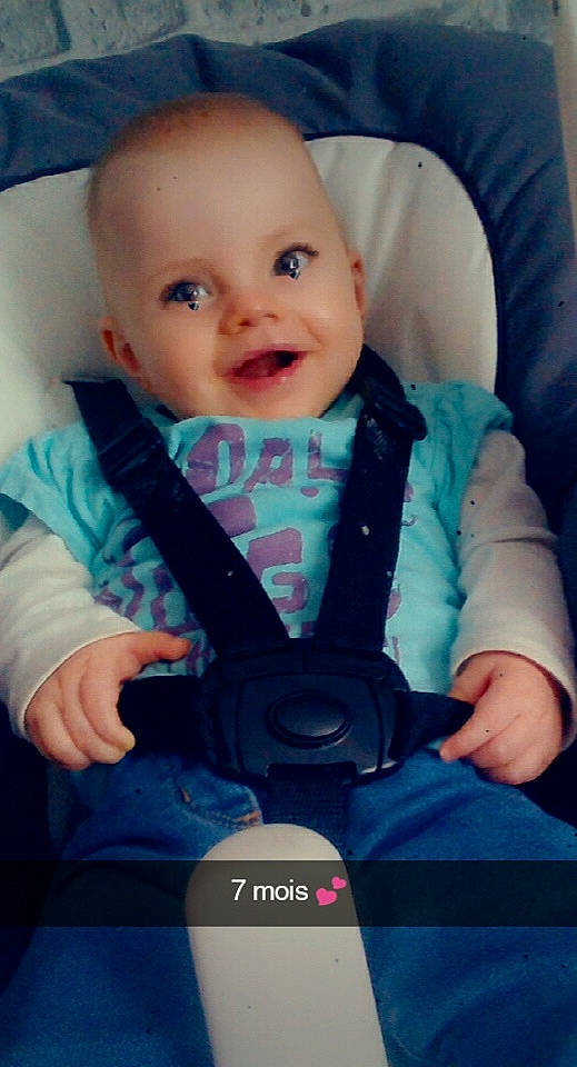 Anna participe au concours pour gagner de l'argent avec cette photo : auto_part, baby, baby_carriage, baby_in_car_seat, baby_products, baby_safety, car_seat, cheek, child, person, product, seat_belt, sitting, skin, toddler