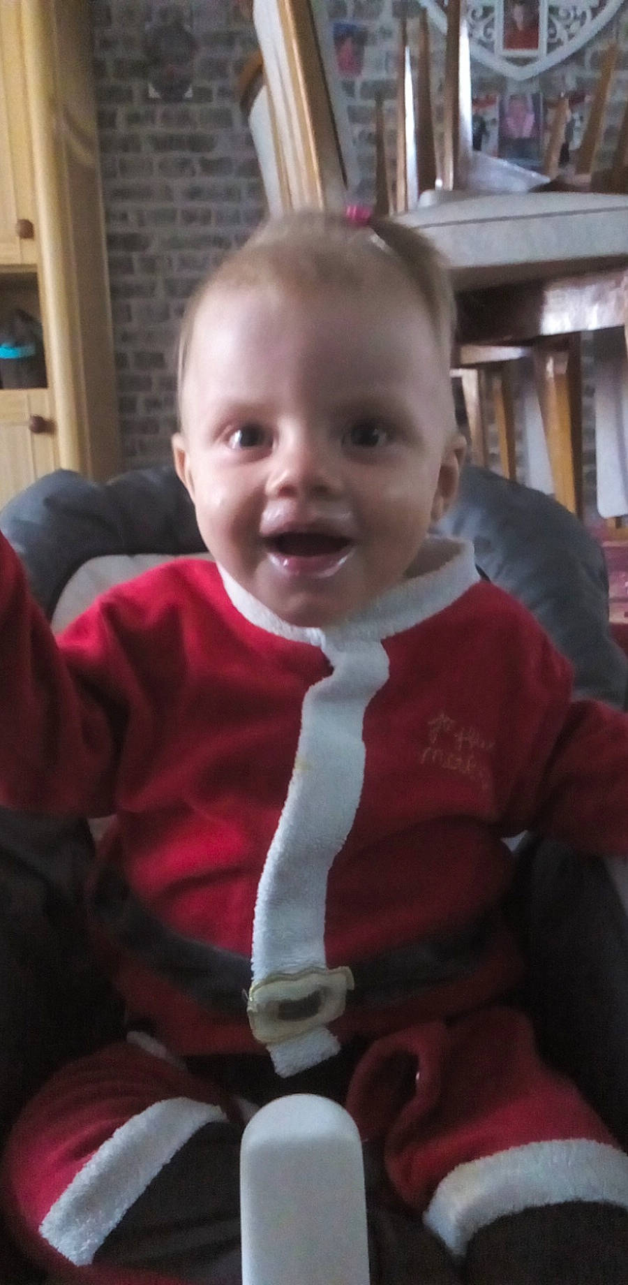 Anna a rejoint le concours — aidez-le/la à gagner de superbes lots ! baby, baby_toddler_clothing, bookcase, cheek, comfort, eye, facial_expression, happy, human_body, iris, lip, nose, person, shelf, shelving, sitting, skin, sleeve, smile, thumb