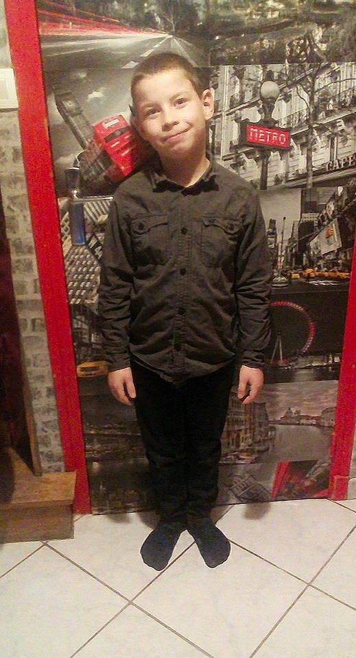 Tim a rejoint le concours — aidez-le/la à gagner de superbes lots ! footwear, jacket, jeans, joy, outerwear, person, shoe, standing