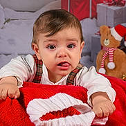 Isaac a rejoint le concours — aidez-le/la à gagner de superbes lots ! toddler, child, baby, face, tongue, blanket, red, white, knitted, christmas, holiday, presents, gift, decorations, teddy_bear, santa_hat, plaid, shirt, indoor, portrait
