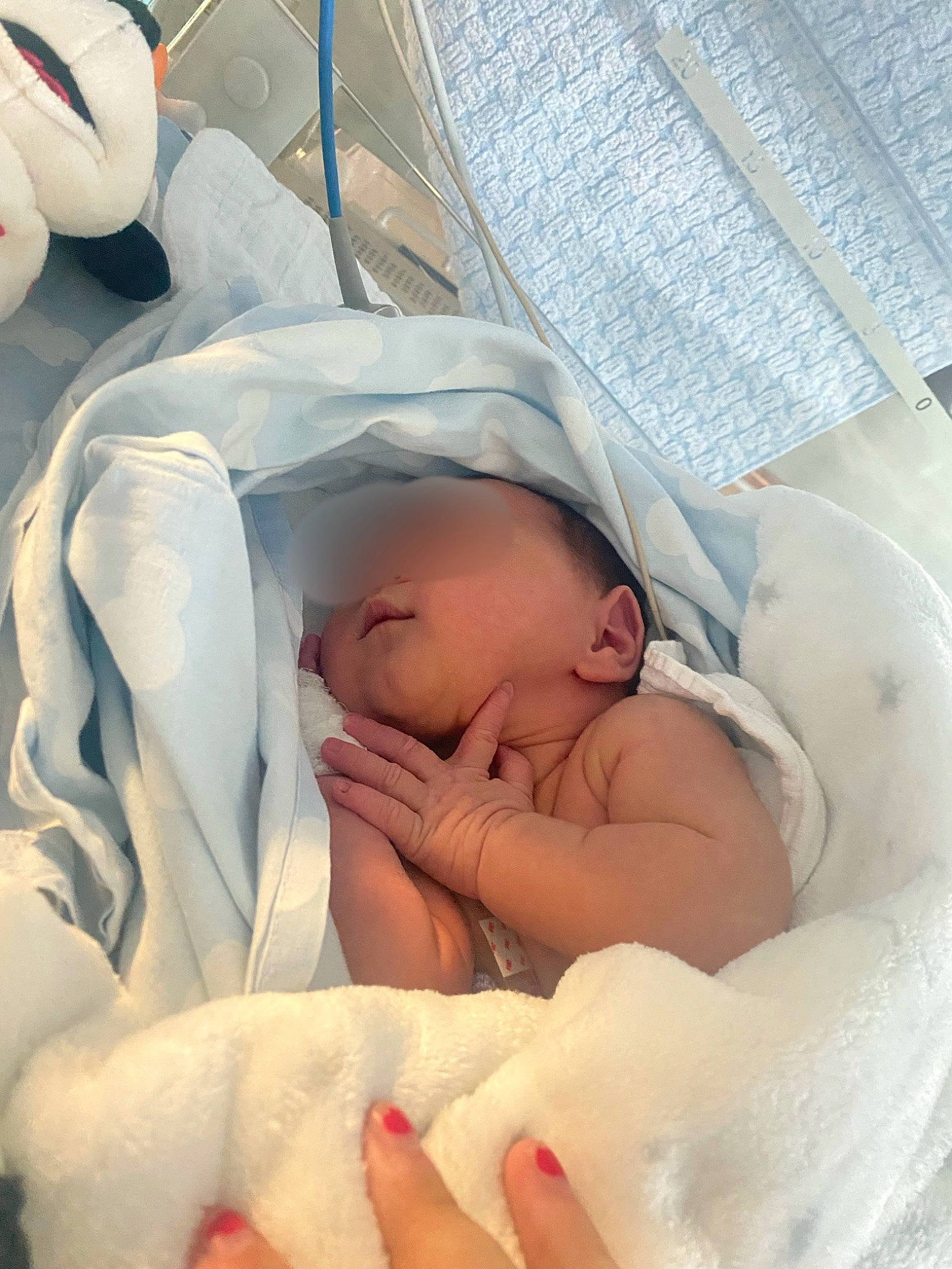 Kayla participe au concours pour gagner de l'argent avec cette photo : baby, baby_products, baby_sleeping, bed, bedding, bedtime, blanket, child, childbirth, comfort, event, hospital, linens, nap, person, room, skin, sleep, textile, thumb