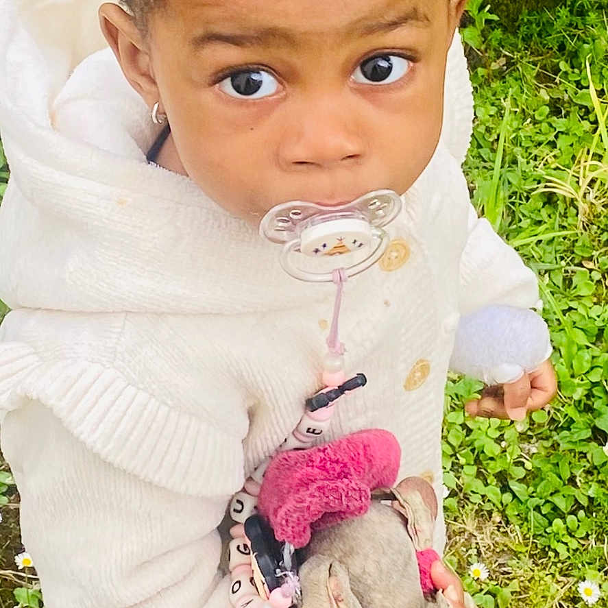 Voguene participe au concours pour gagner de l'argent avec cette photo : bunny, child, cute, flowers, grass, hair_tied, holding, innocent, leggings, looking_up, nature, outdoor, pacifier, playful, small_flowers, sneakers, stuffed_toy, toddler, white_sweater, young_child