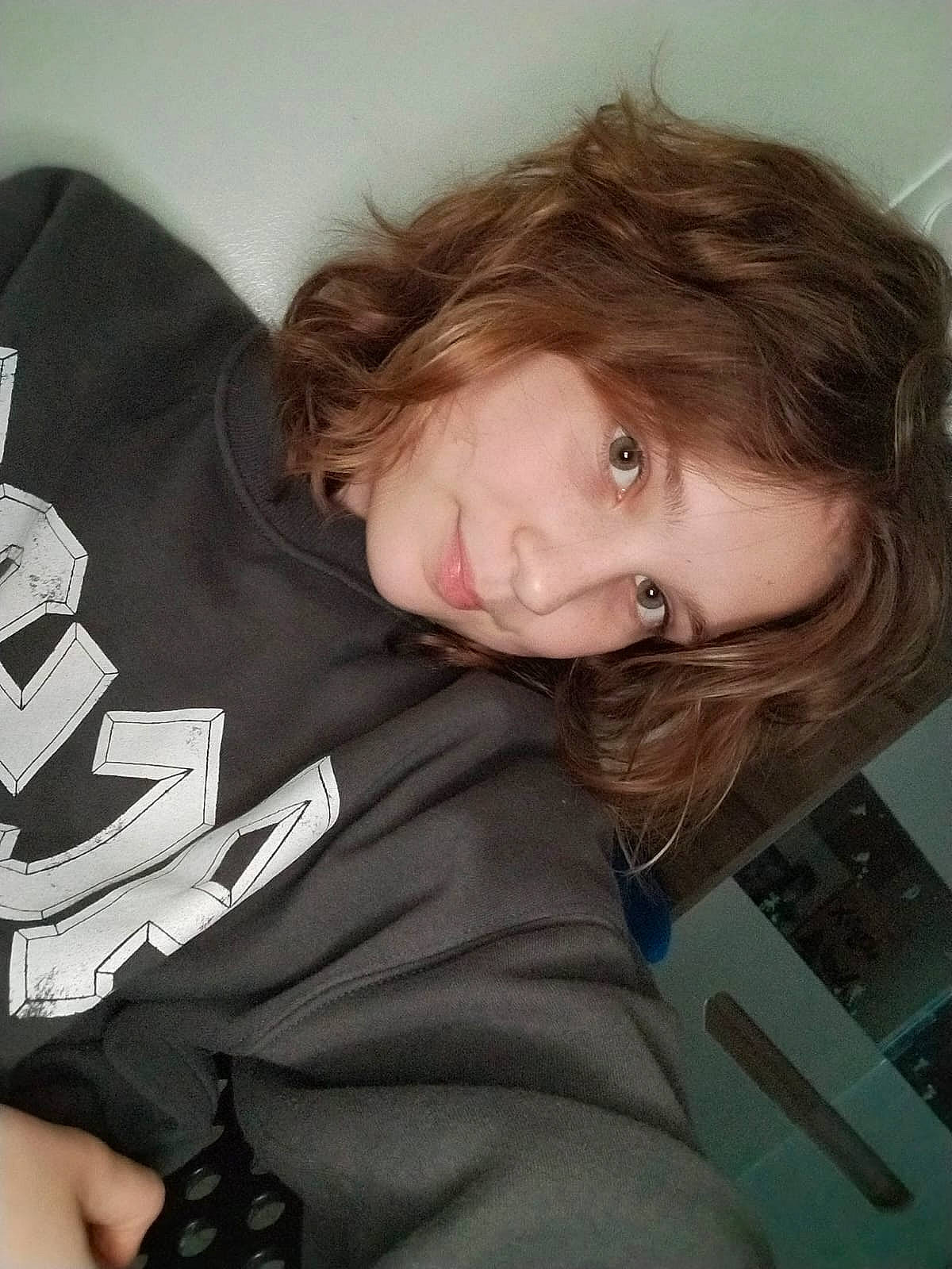 Daria a rejoint le concours — aidez-le/la à gagner de superbes lots ! blond, brown_hair, cheek, child, chin, comfort, elbow, eye, eyebrow, face, facial_expression, fun, happy, human_leg, long_hair, nose, person, room, sitting, sleeve