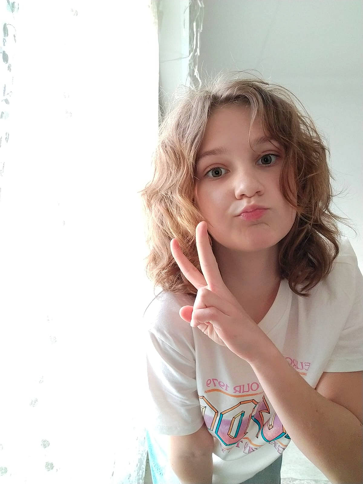 Daria participe au concours pour gagner de l'argent avec cette photo : blond, brown_hair, child, elbow, eye, eyelash, flash_photography, gesture, grass, happy, jewellery, layered_hair, lip, long_hair, person, portrait_photography, shoulder, sitting, sleeve, t_shirt