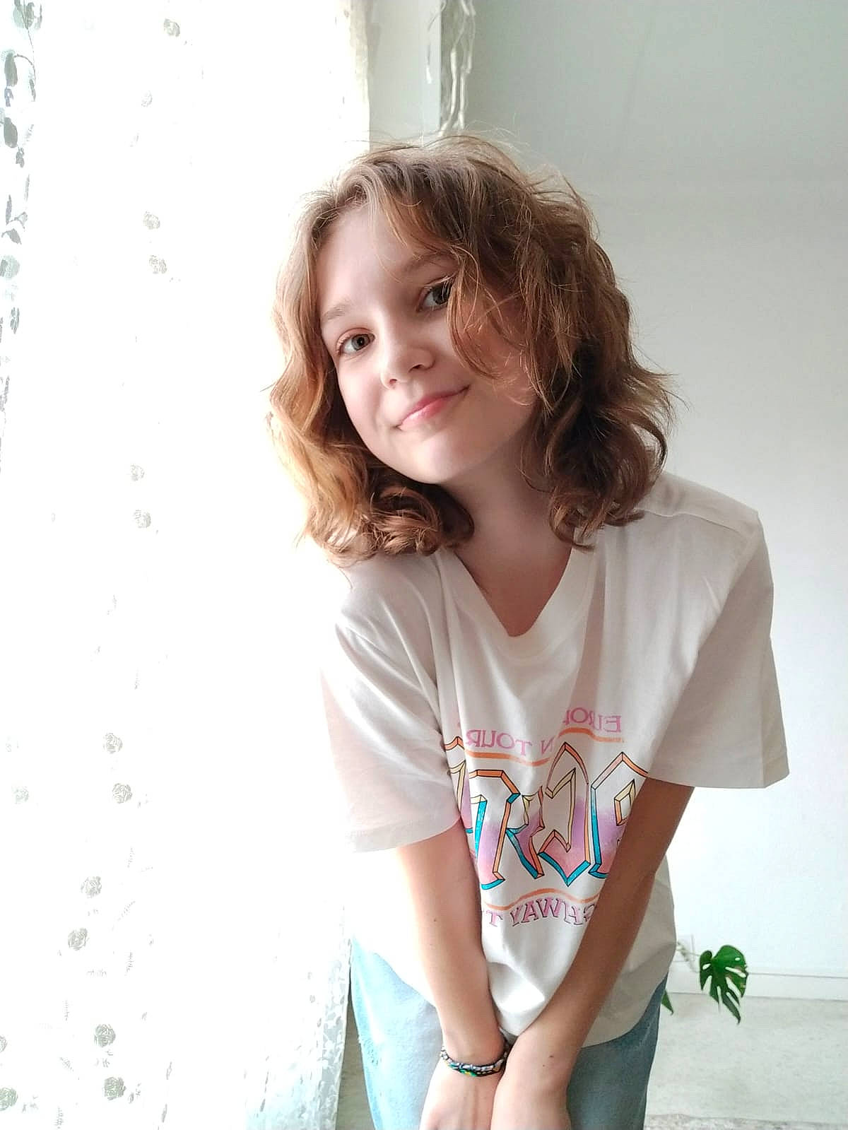 Daria a rejoint le concours — aidez-le/la à gagner de superbes lots ! black_hair, eye, facial_expression, fashion, flash_photography, hairstyle, happy, joint, joy, knee, lip, long_hair, neck, person, shoulder, skin, sleeve, smile, standing, t_shirt