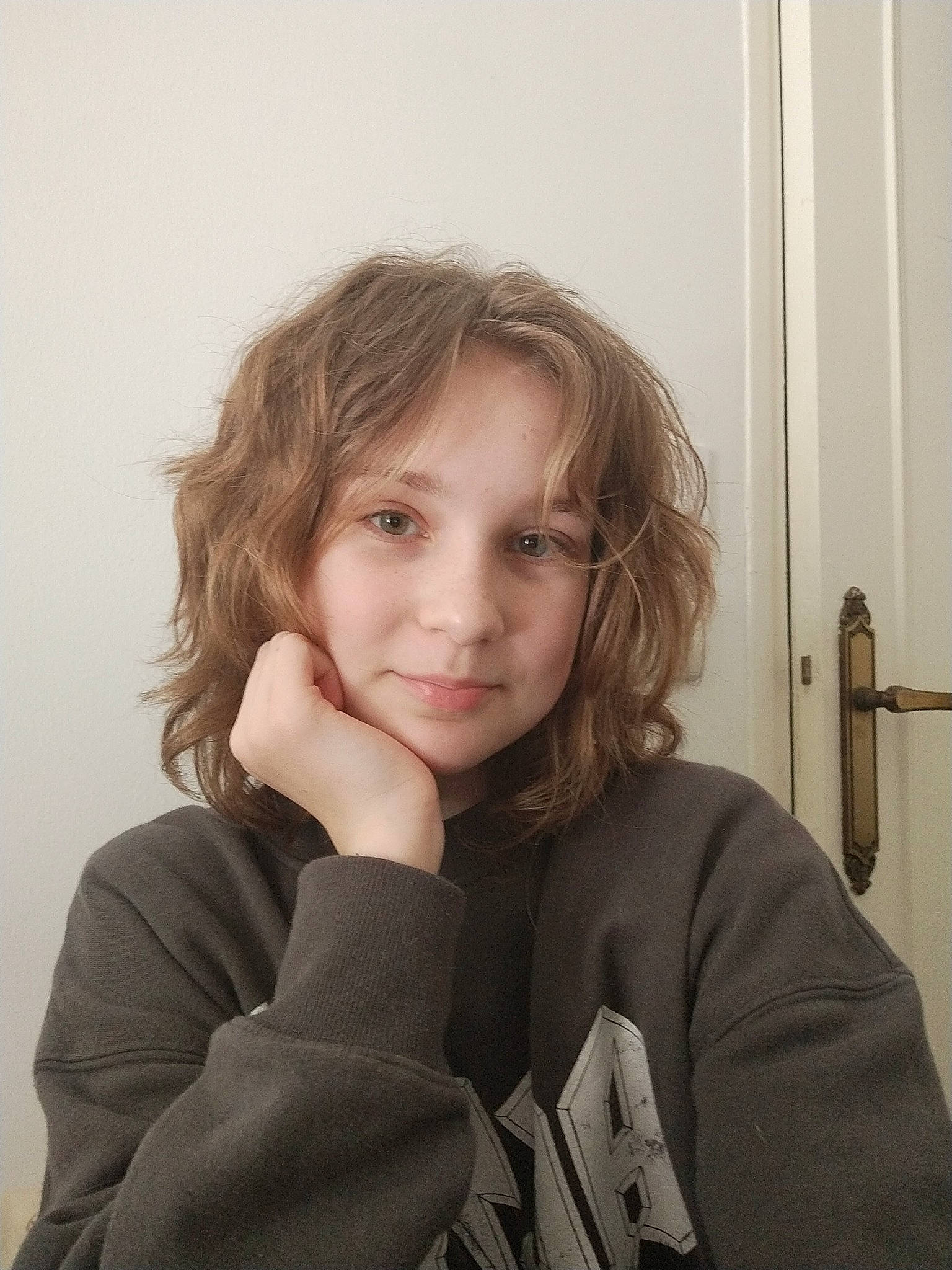 Daria a rejoint le concours — aidez-le/la à gagner de superbes lots ! blond, brown_hair, cheek, comfort, door, face, flash_photography, gesture, hair, happy, head, iris, joy, lip, long_hair, neck, person, shoulder, sitting, sleeve