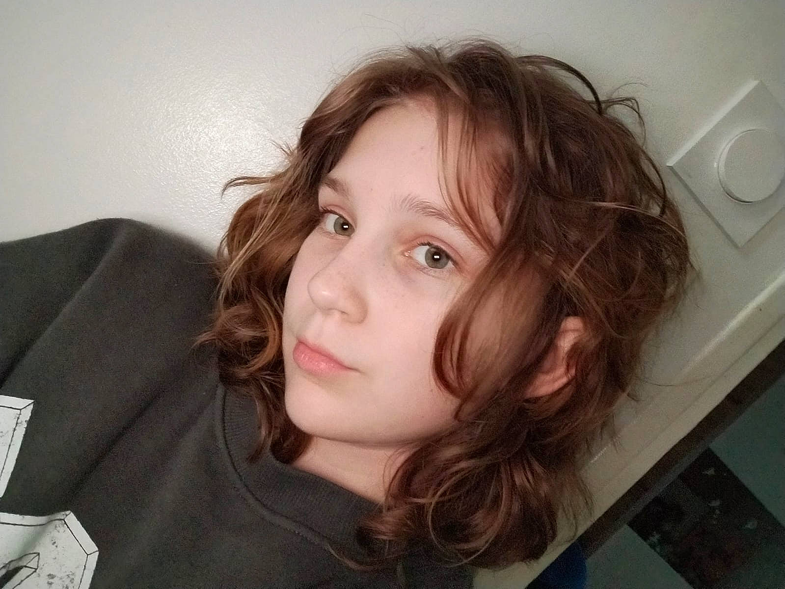 Daria participe au concours pour gagner de l'argent avec cette photo : bangs, black_hair, cheek, chin, comfort, ear, eyebrow, eyelash, eyewear, forehead, fun, hairstyle, iris, jaw, layered_hair, lip, long_hair, mouth, neck, nose