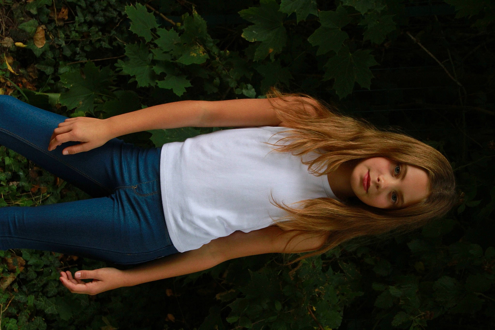 Léna a rejoint le concours — aidez-le/la à gagner de superbes lots ! barefoot, elbow, flash_photography, foot, fun, grass, happy, human_leg, joint, knee, leg, leisure, people_in_nature, person, plant, smile, sportswear, t_shirt, thigh, trunk