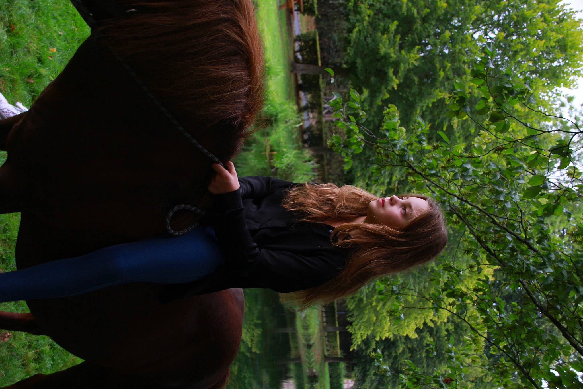 Léna participe au concours pour gagner de l'argent avec cette photo : elbow, forest, fun, garden, grass, happy, human_leg, jungle, landscape, leisure, organism, people_in_nature, person, plant, shrub, sitting, thigh, tree, trunk