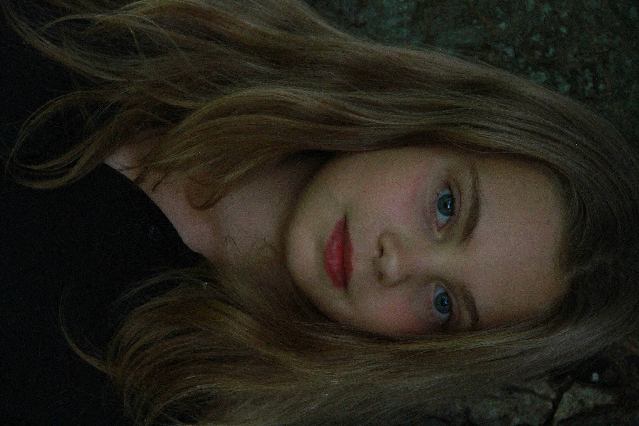 Léna participe au concours pour gagner de l'argent avec cette photo : blond, brown_hair, cheek, darkness, electric_blue, eye, eyelash, feathered_hair, flash_photography, iris, jaw, layered_hair, lip, lipstick, long_hair, neck, nose, person, step_cutting, surfer_hair