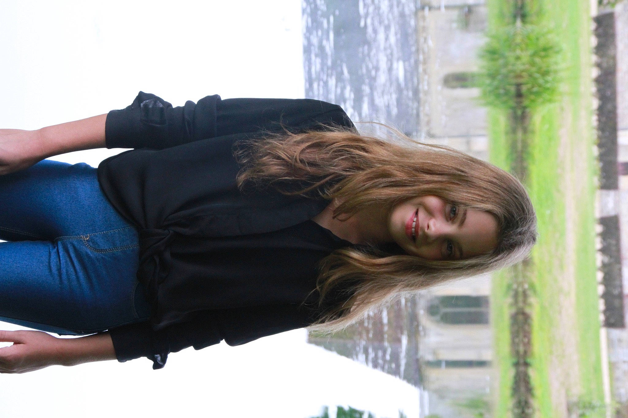 Léna a rejoint le concours — aidez-le/la à gagner de superbes lots ! blond, brown_hair, comfort, denim, elbow, fun, grass, happy, human_leg, joint, joy, knee, person, sitting, sleeve, smile, sportswear, street_fashion, textile, thigh