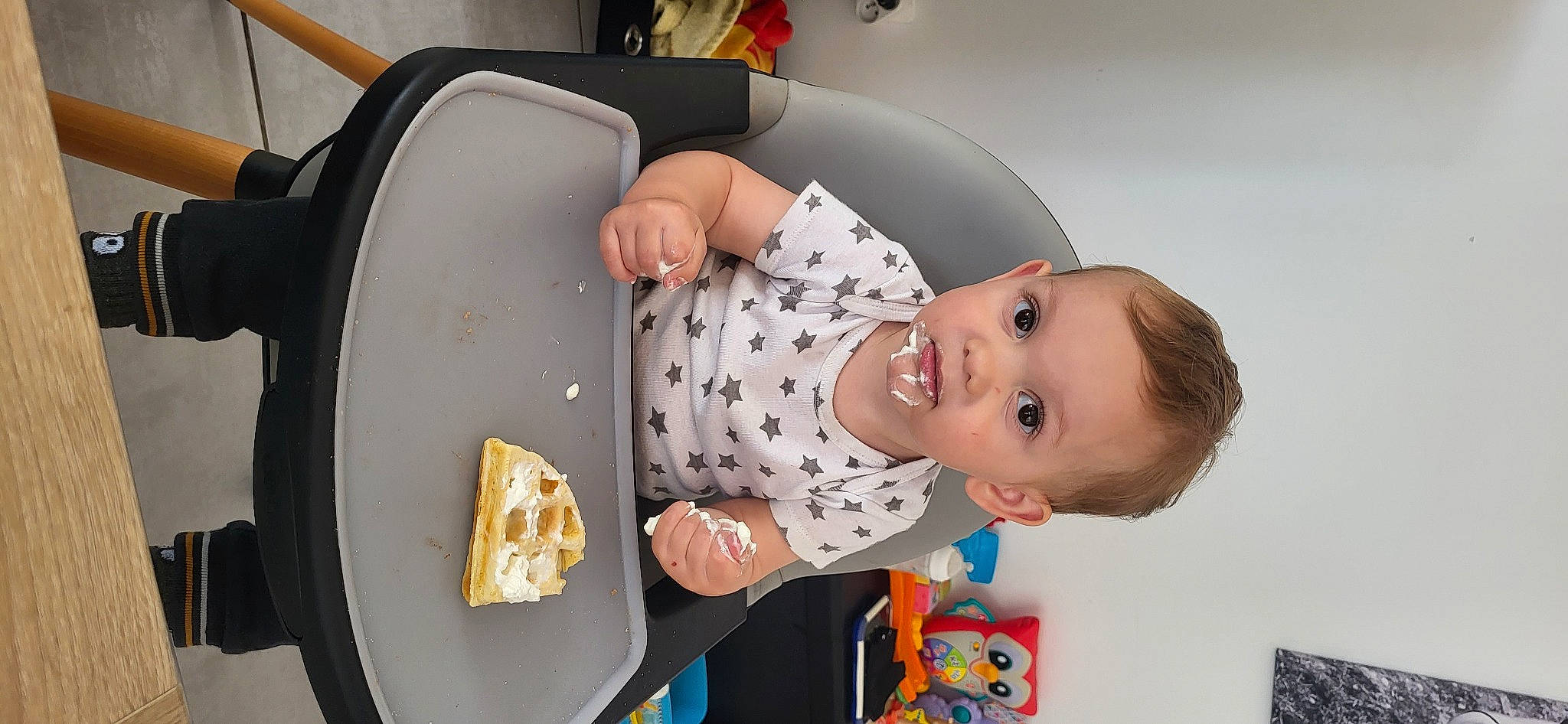 Kelyo a rejoint le concours — aidez-le/la à gagner de superbes lots ! baby, baby_products, baby_toddler_clothing, bathing, child, comfort_food, cooking, cuisine, dish, food, fun, ingredient, junk_food, person, plate, recipe, room, smile, table, tableware